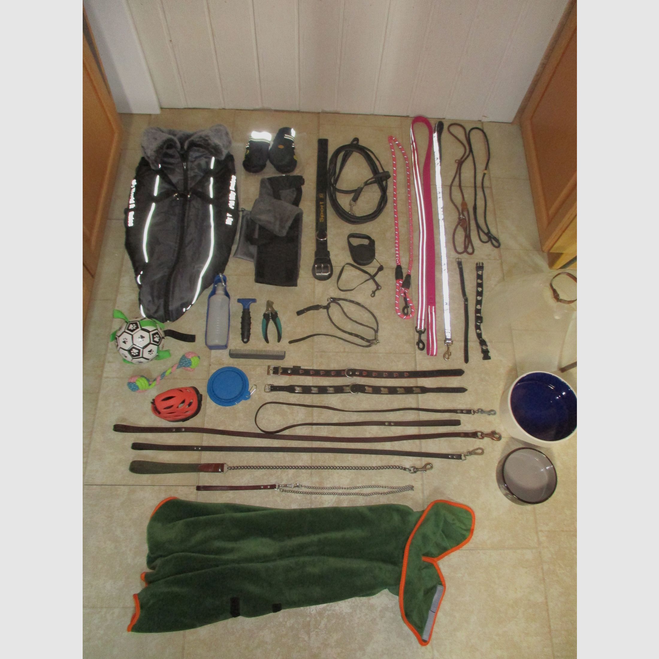 Hundezubehör, Leinen, Halsbänder, Kleidung, Näpfe...