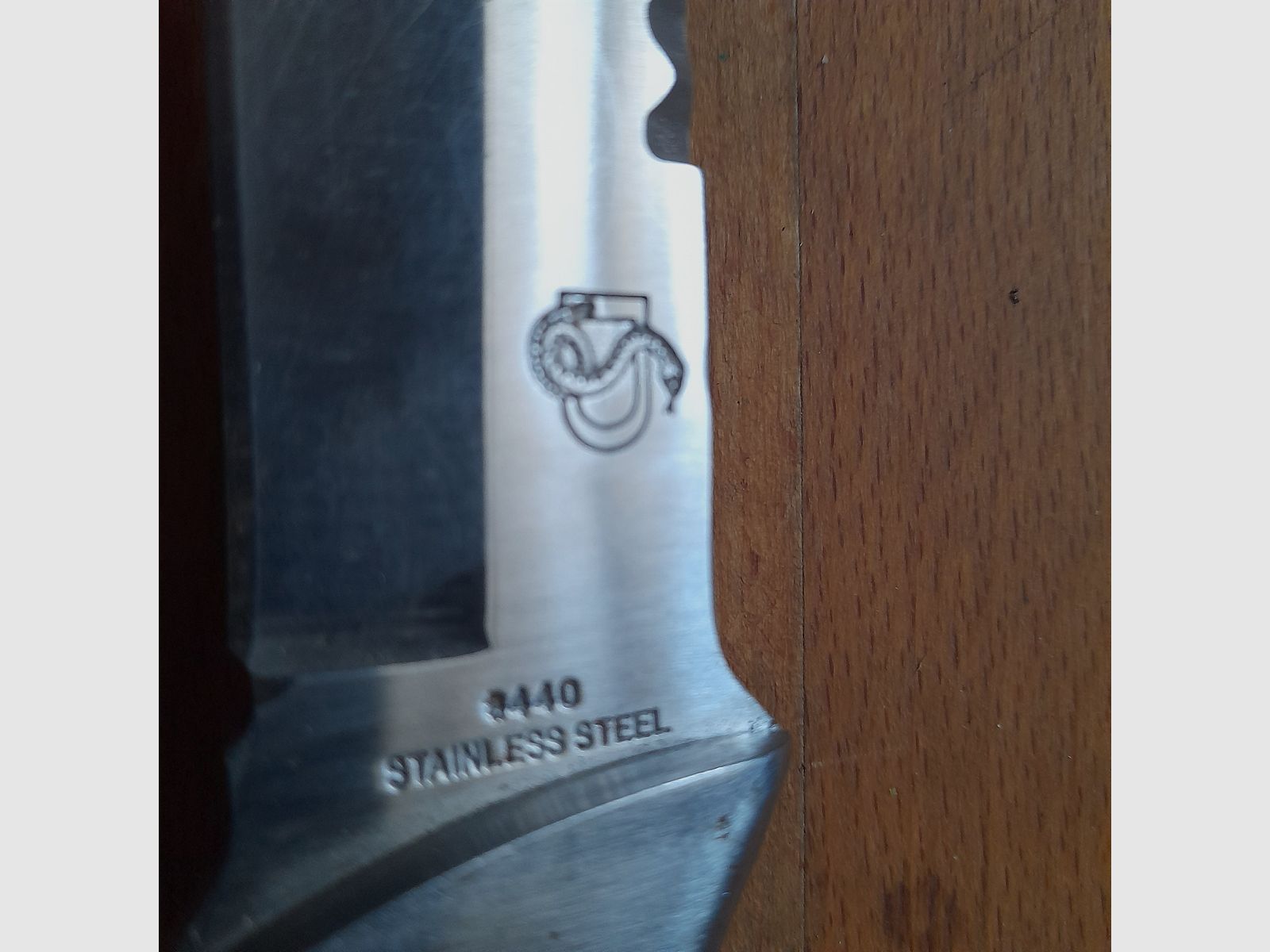 Jagdmesser Stainless Steel 440 Nr.  37296 in schwarzer Lederscheide mit Schleifstein
