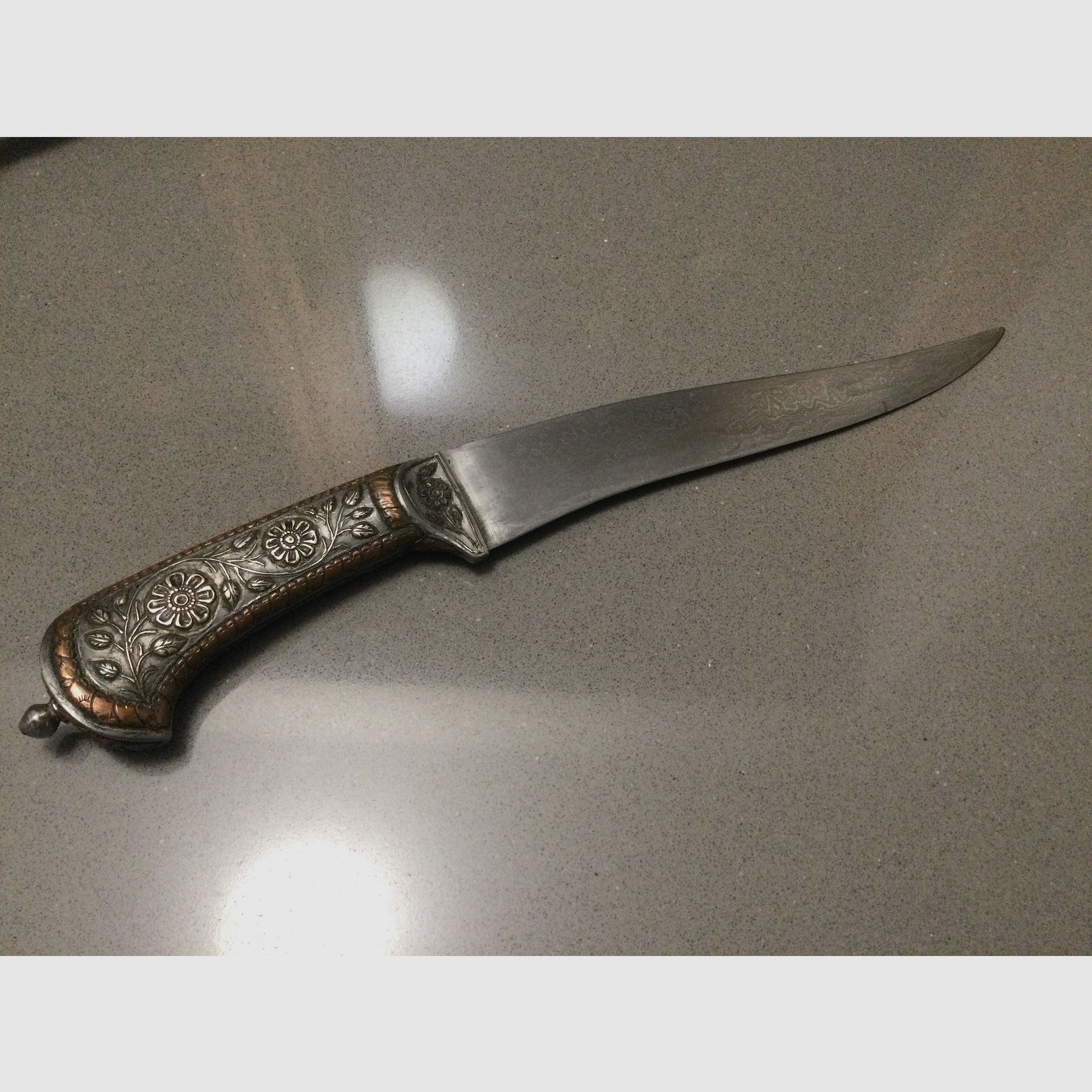 Hermoso cuchillo antiguo, daga, antigüedad, hoja de Damasco