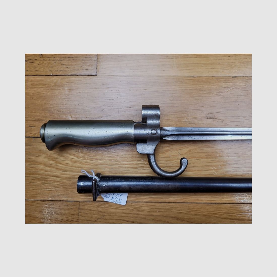 Französisches Bajonett 1886/93 mit Quillon – Lebel 1. Modell mit langem Schaft – Scheide & Waffe mit Nummer – Ausgezeichneter Zustand, Bild 3 von 15