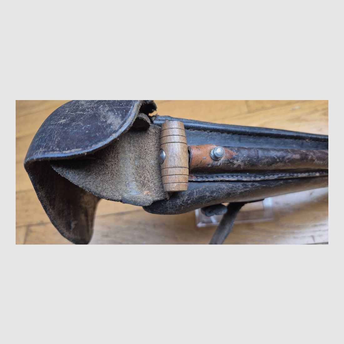 Sehr schönes Etui für die Pistole Luger P08 lang, genannt „Artillerie“ – Herstellung Gustav Möller in Hameln vor 1915 – Seltenes Etui des 1. Typs, unmodifiziert – Schöne Leder in TBE und flexibel – Komplett mit seinen Originalwerkzeugen Schlüssel und Stab – Braunes Etui, brüniert, nach September 1915 – Wunderschönes Stück in TBE++, Bild 12 von 24