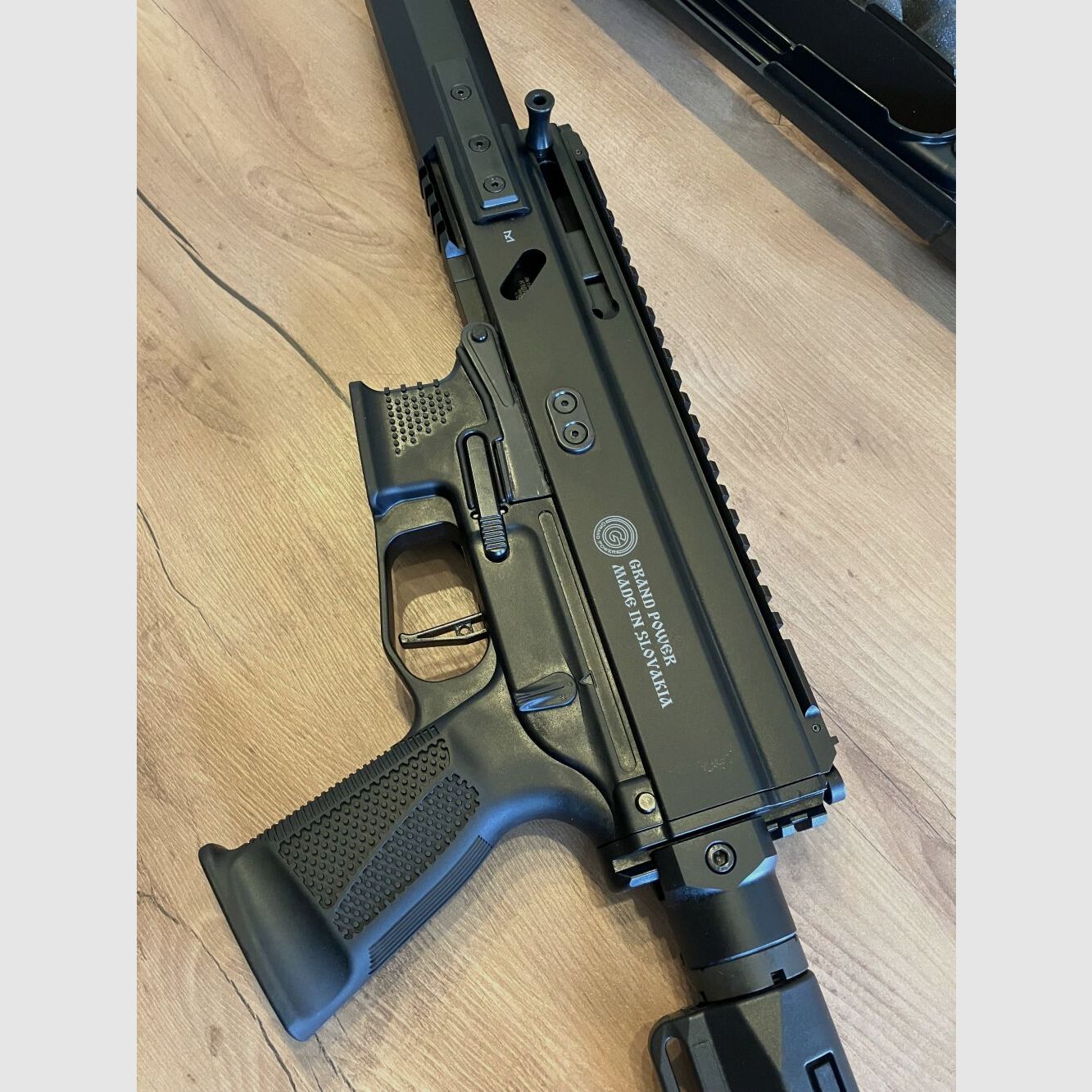 Grand Power Stribog RSR mit höhen- und seitenverstellbaren AR15 Schaft 9mmLuger