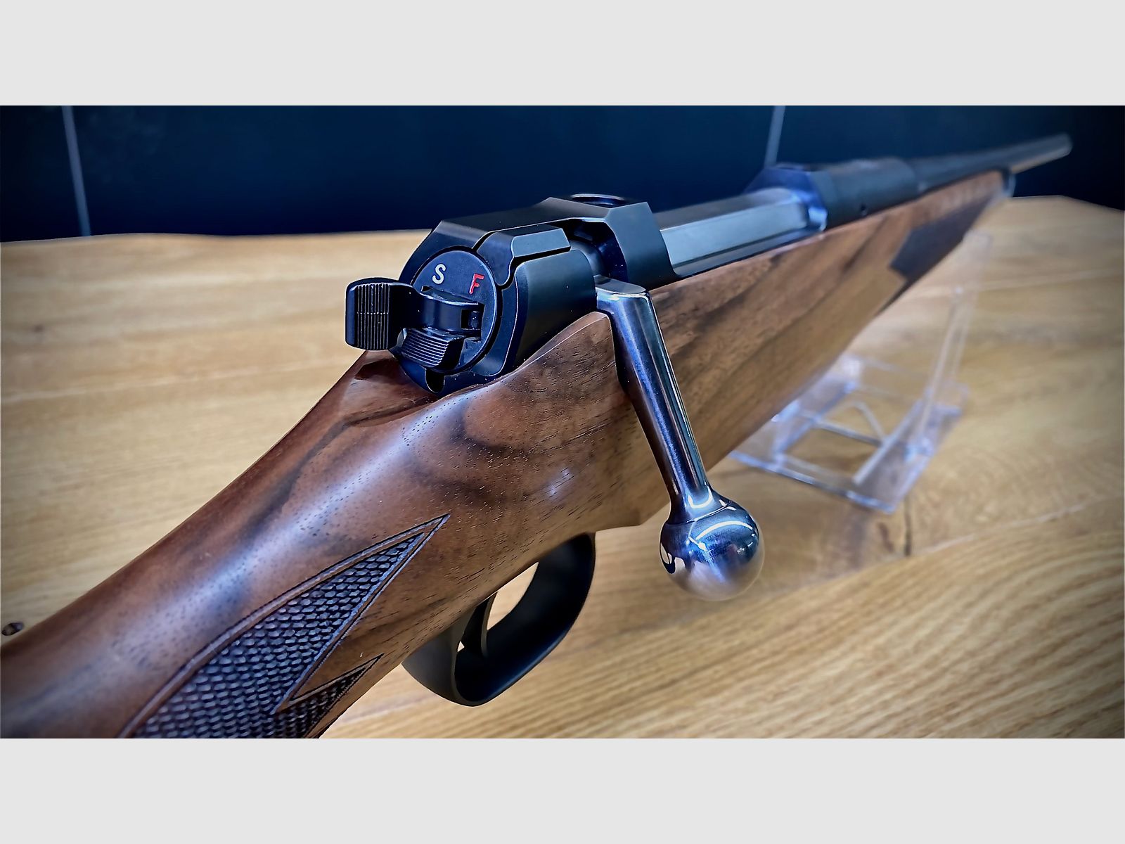 Mauser M03 / Kaliber .300 Win. Mag. / 56cm LL / M15x1 / Schaftholz Klasse 6 SLECHTS 1X BESCHIKBAAR