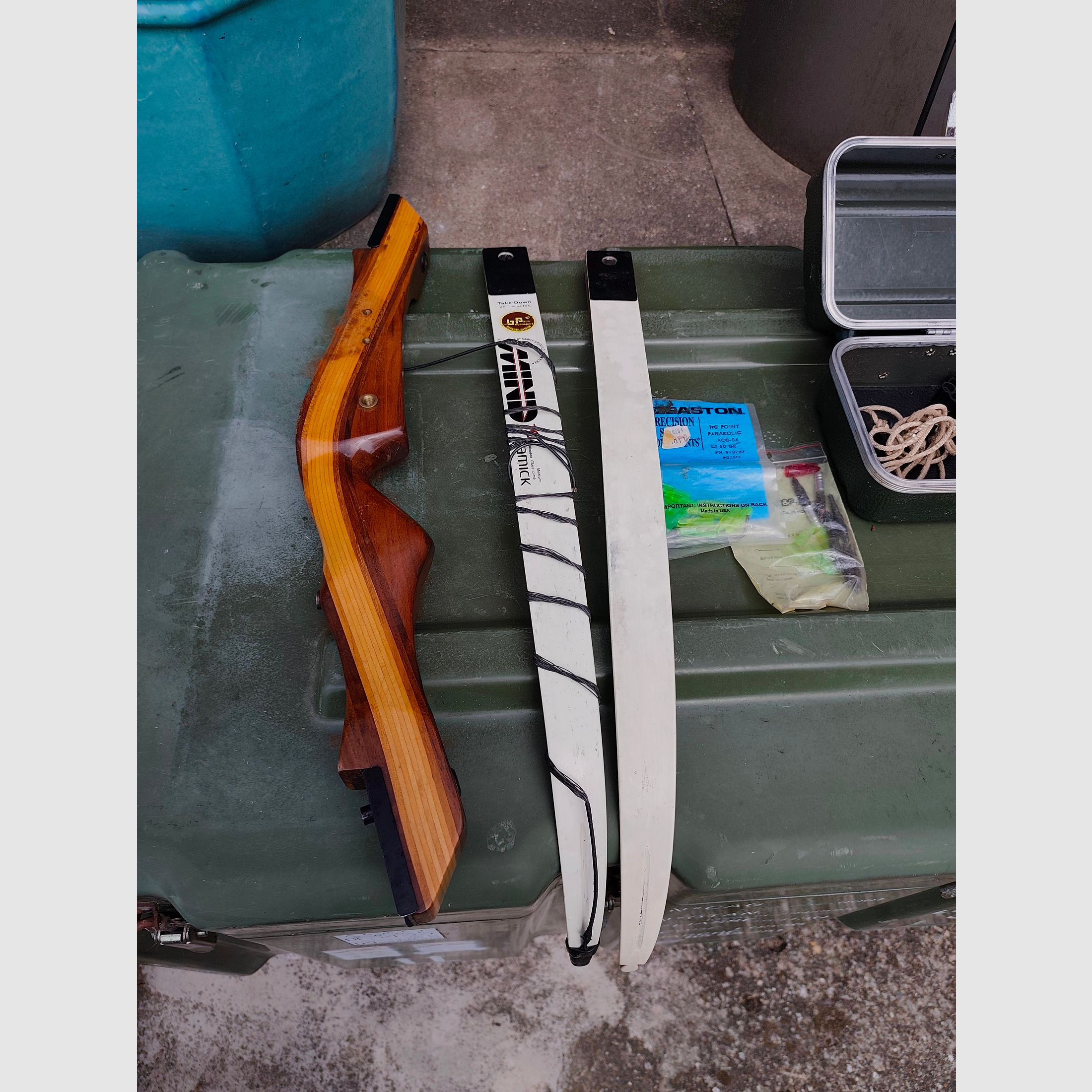 Samick recurve bow 68" / 28 lbs with extensive accessories and competition history