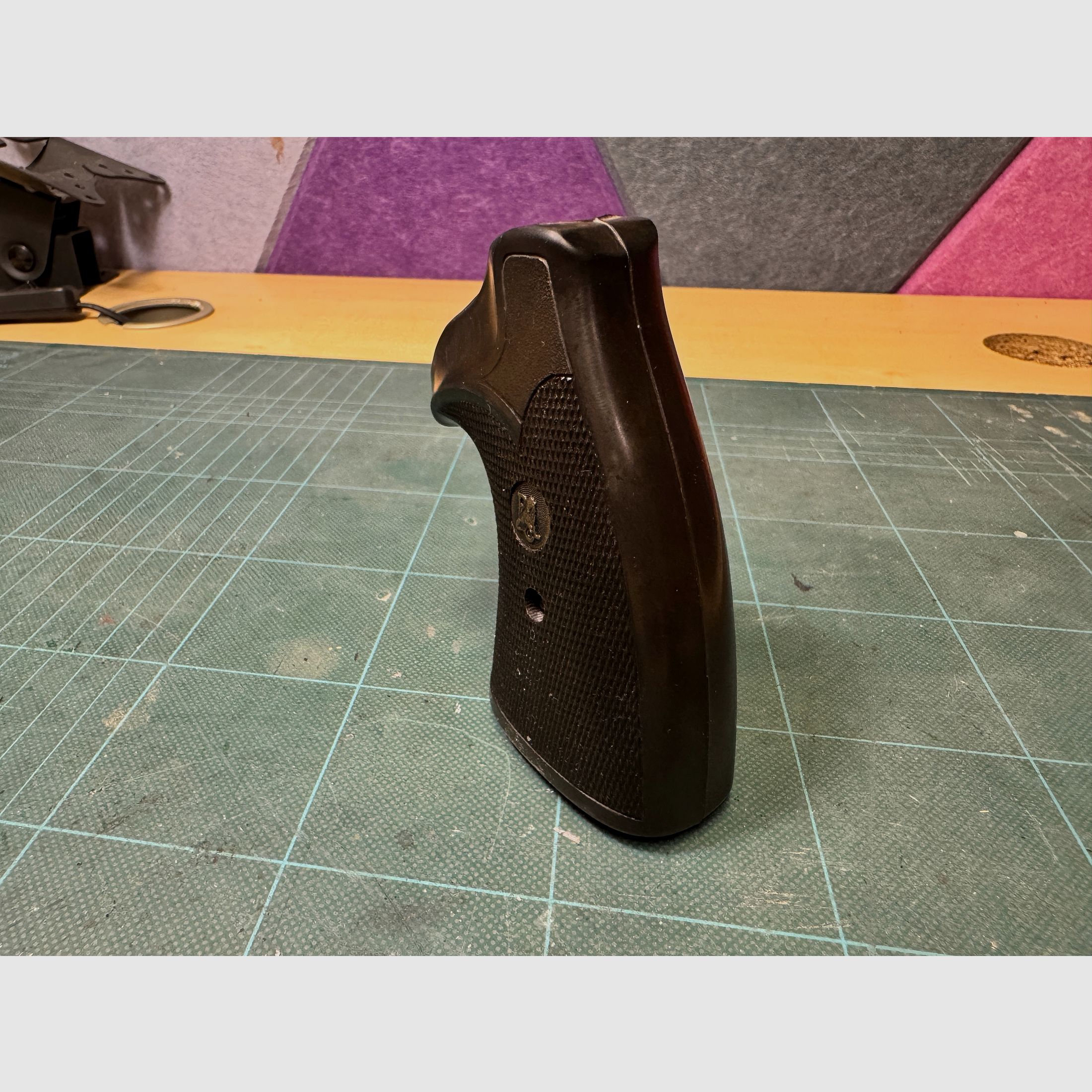Pachmayr Presentation grip for the Colt Python 357 Magnum