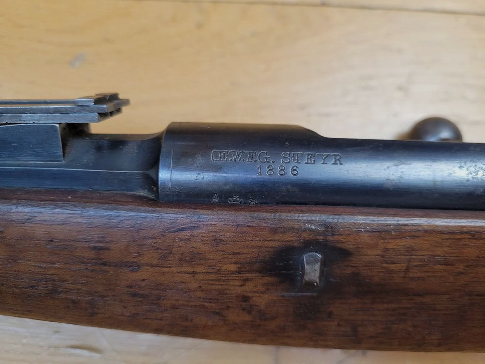 Sehr gutes Gewehr Kropatschek Modell 1886 – Herstellung OEWG in Steyr 1886 (auch!) – Kaliber Schwarzpulver Original 8×60 – 8×56 portugiesisch – Schöne Hölzer – Guter ästhetischer und mechanischer Zustand – Sehr gutes Stück in BE+ / TBE!, Bild 1 von 31