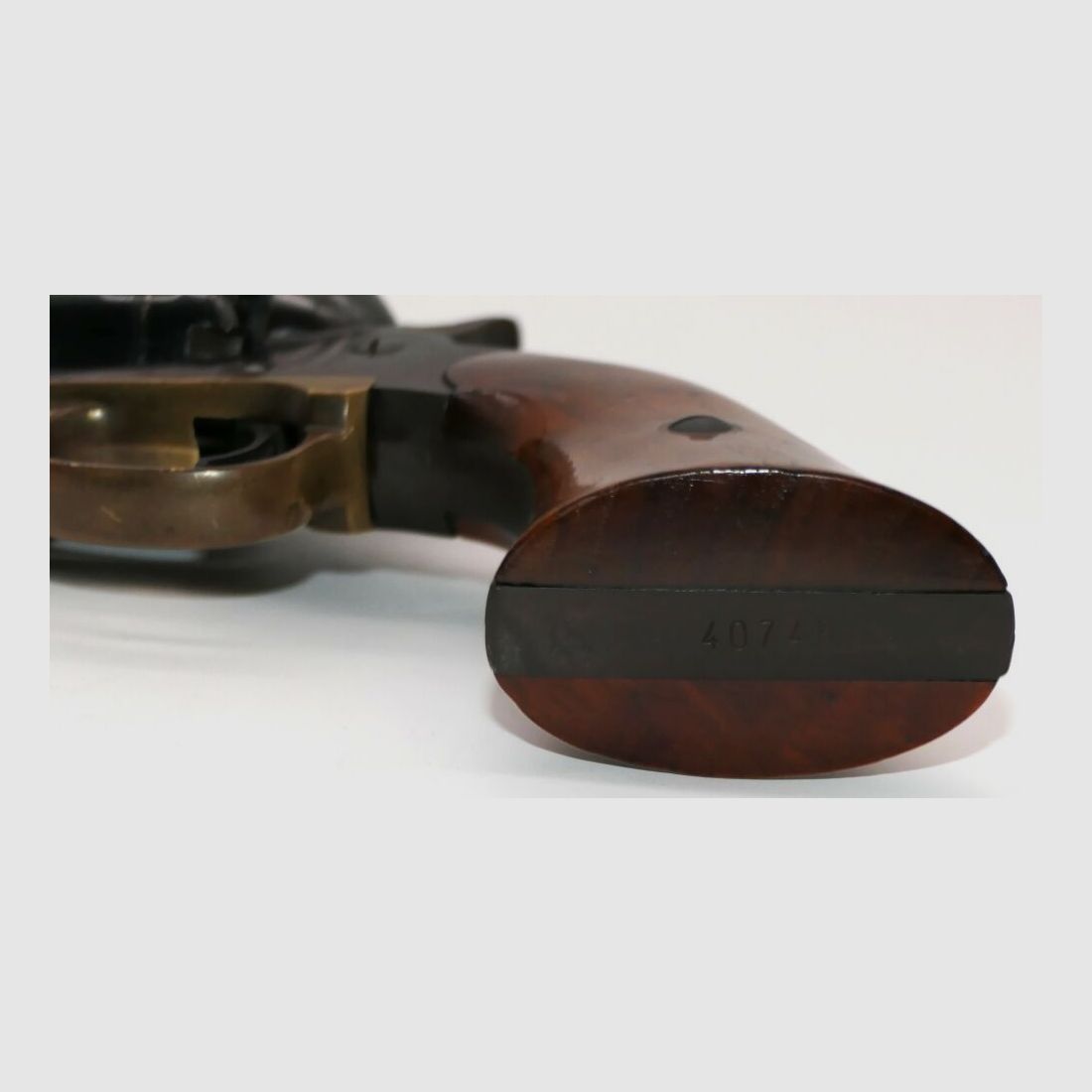 Revólver de percusión Hege Uberti Modelo 1858 Nuevo Ejército, calibre .44, cañón de 8 pulgadas.