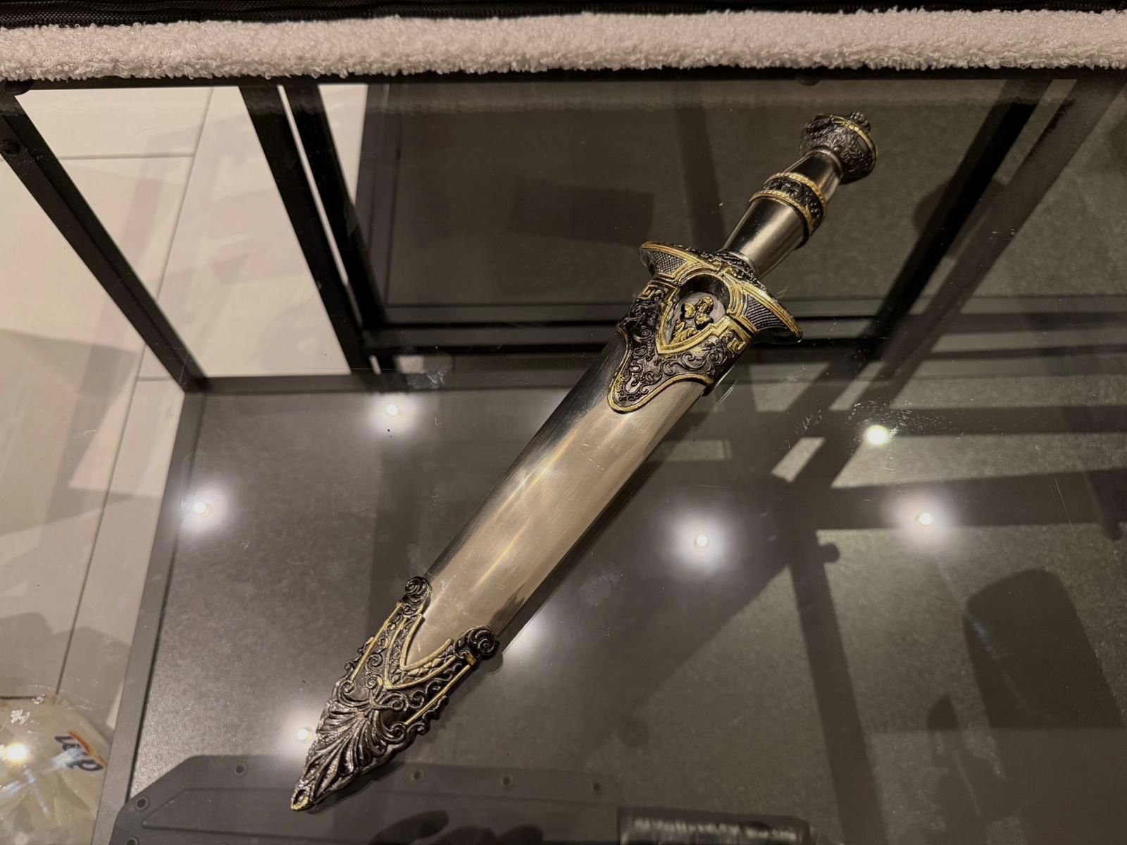 Dekorativer Zierdolch mit reich verzierter Scheide – Mittelalter / Fantasy-Stil