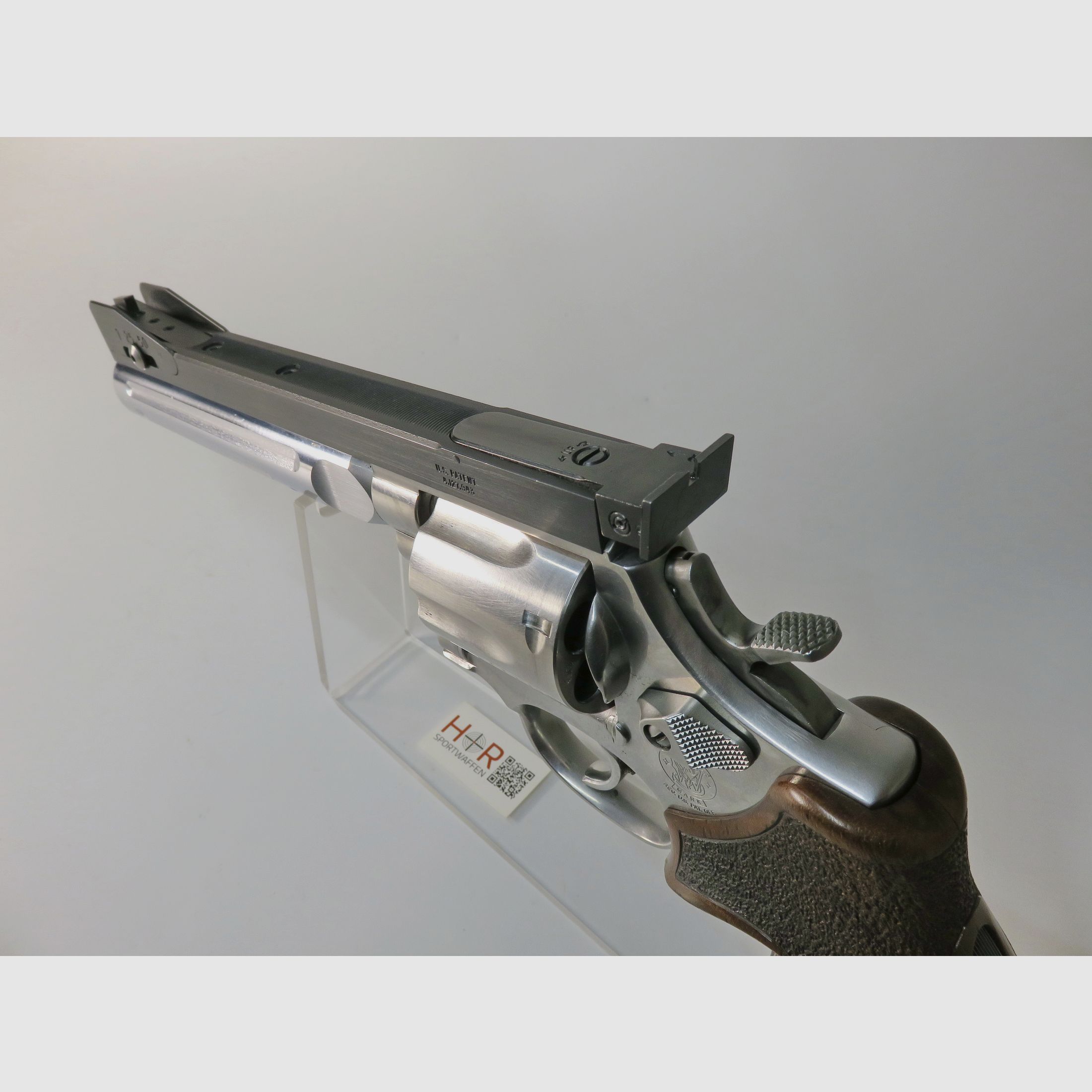 S&W 686-4 | 6 inches | .357 Mag / .38 Spec. | Bull Barrel | Aristocrat 3-position sight | Nill grip