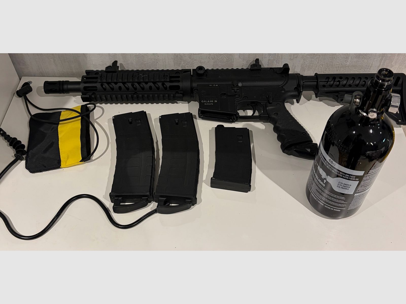 Tippmann TMC MagFed Markierer im M16-Look + 2 Magazine & große Flasche 
