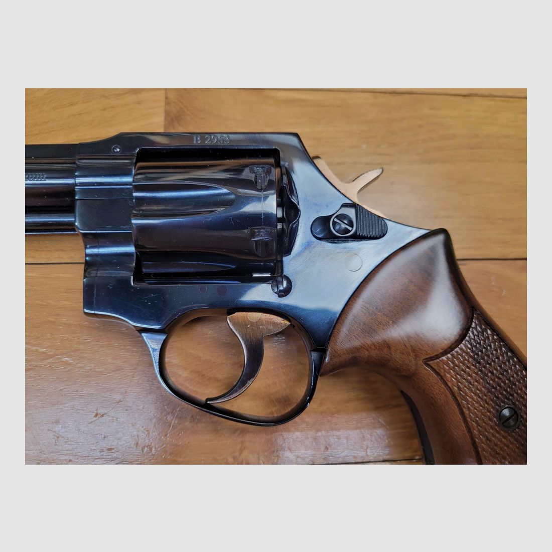 Wunderschöner und Sammler Revolver MR73 Police – .357 Mag – Herstellung Manurhin von 1973! – 3 Zoll Lauf im neuwertigen Zustand – Originale Hausgriffschalen – Mechanischer und ästhetischer Zustand hervorragend – In seiner Originalbox mit Anleitung – Top Sammler im neuwertigen Zustand!, Bild 5 von 23