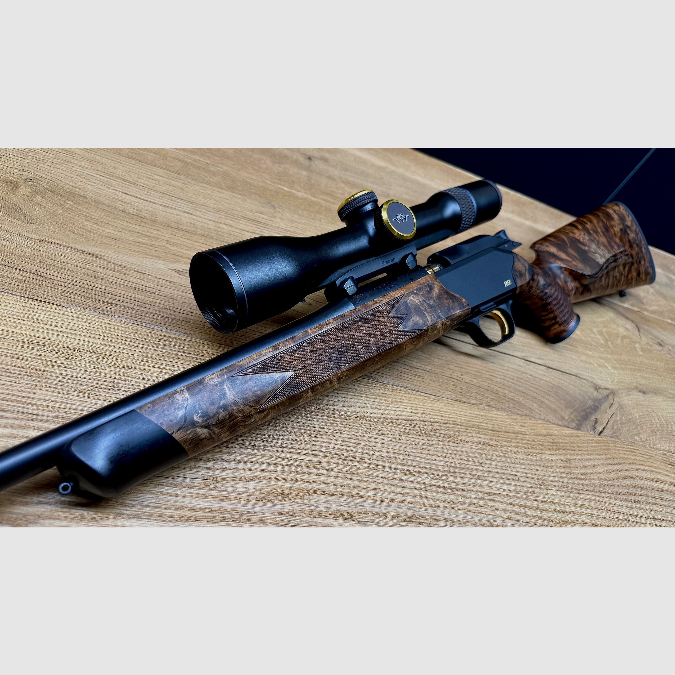 Blaser R8 Custom Schaftholz HK 9-10 / inkl. Blaser B1 2,8-20x50 Custom / mit vielen Goldelementen / TRAUMWAFFE