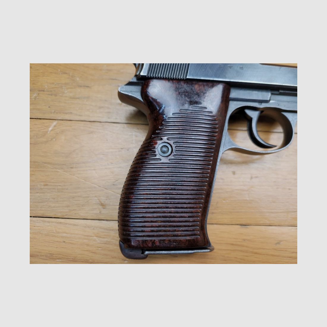 Wunderschöne Walther P38 Pistole – Code AC43 für Walther in Zella-Mehlis – Dezember 1943 – Originalbrünierung zu 95% – Monomatrikulation – Mechanik und Ästhetik einwandfrei – Ausgezeichneter Zustand, Bild 15 von 18