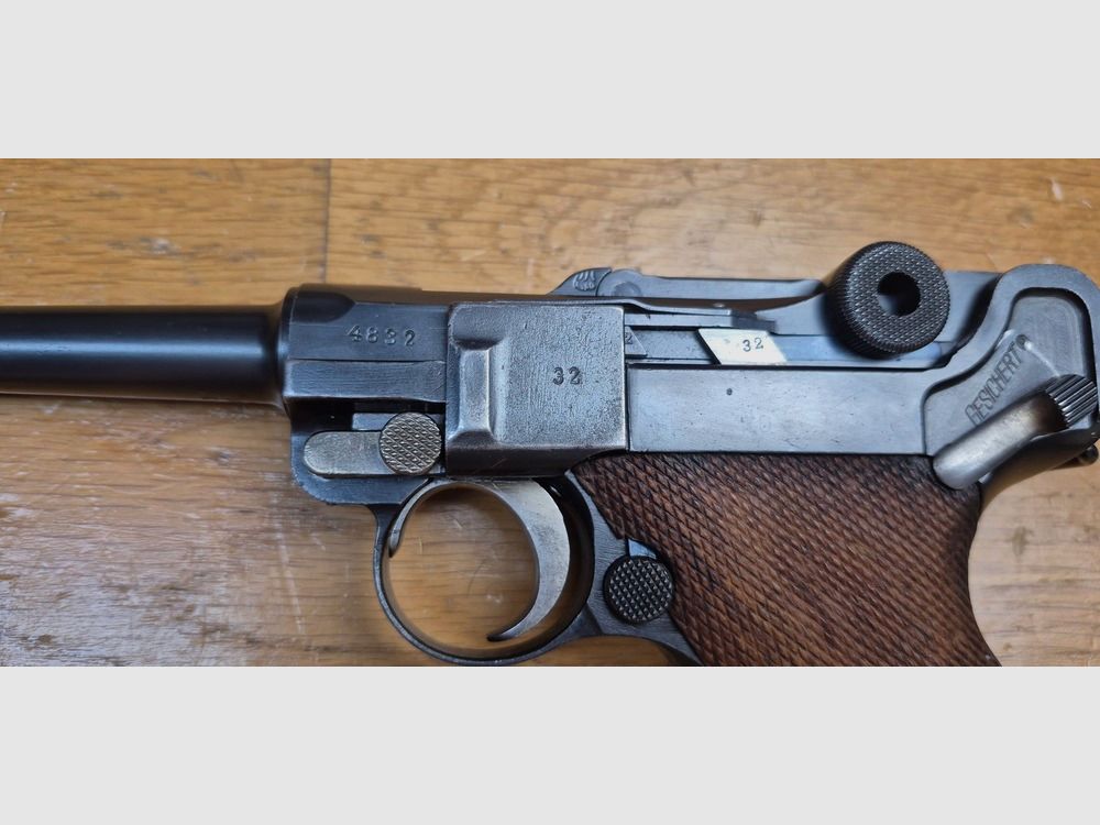 Sehr seltener und schöner Luger P08 Polizeipistole – Weimarer Zeit – Sonderanfertigung DMW von 1920 bis 1921 Polizei /Armee – Eine der 45.000 neu produzierten sogenannten „Alphabet DWM“ – Seltene Abzugssicherung „Schywie“ nach 1933 – Vollständig monomatrikuliert außer Magazin – Sehr schöne Mechanik und Ästhetik – Sehr guter Lauf – Seltenheitszustand und von großer Seltenheit – TBE+/TBE++, Bild 6 von 24