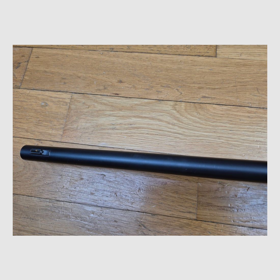Prachtige Winchester 1895 – Formidabel kaliber 30.06 – Speciale jubileumproductie door Miroku voor Winchester – In originele doos in perfecte staat – Prachtig handgeribbeld hout – Rocaille gravures op perfecte brunering – Zeer mooie markeringen van "echte" Winchester – Loop en mechaniek perfect! – Wapen nieuw!, afbeelding 15 van 32