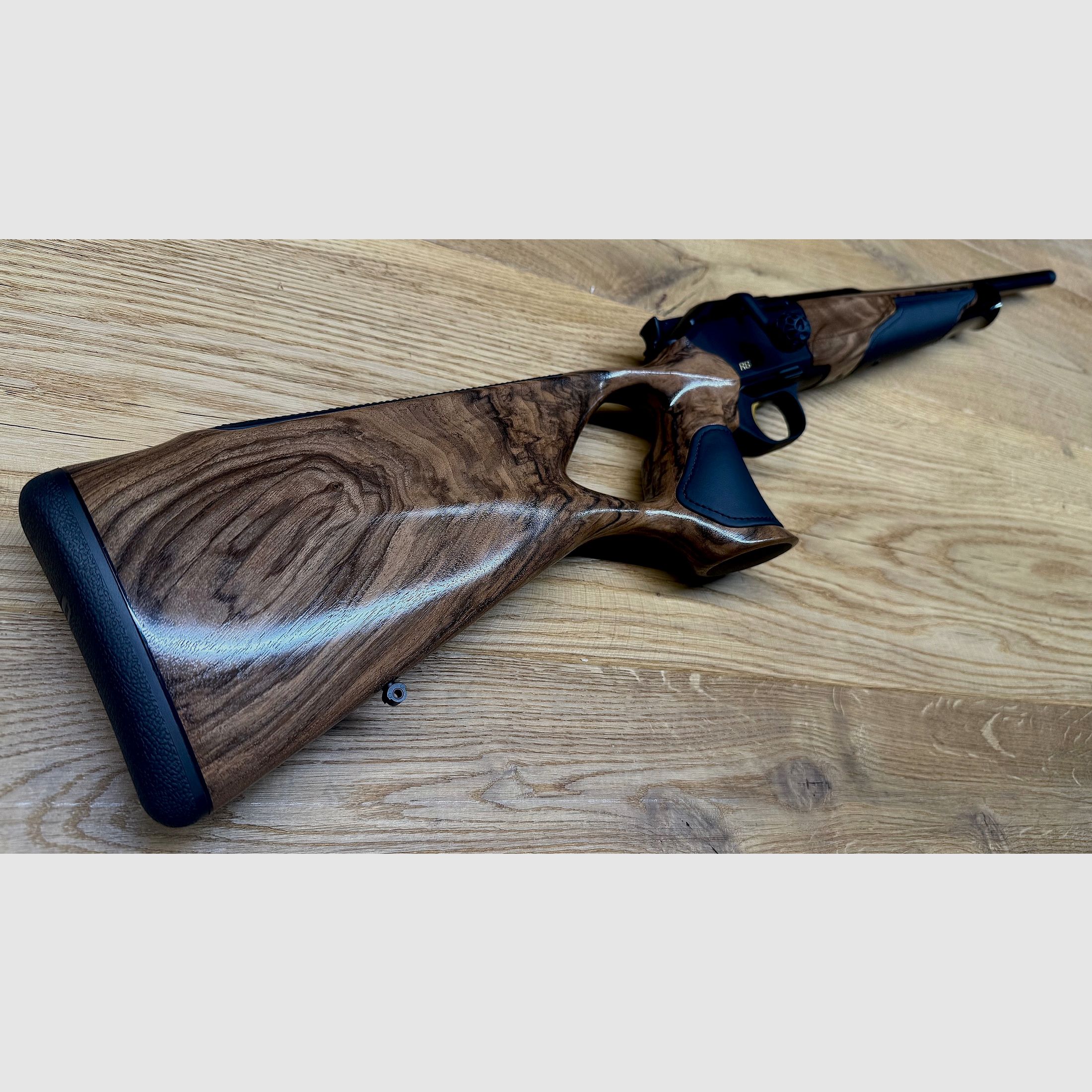 Blaser R8 Success pelle / HK 6 / pelle nera / elementi dorati / calibro standard e LL a scelta