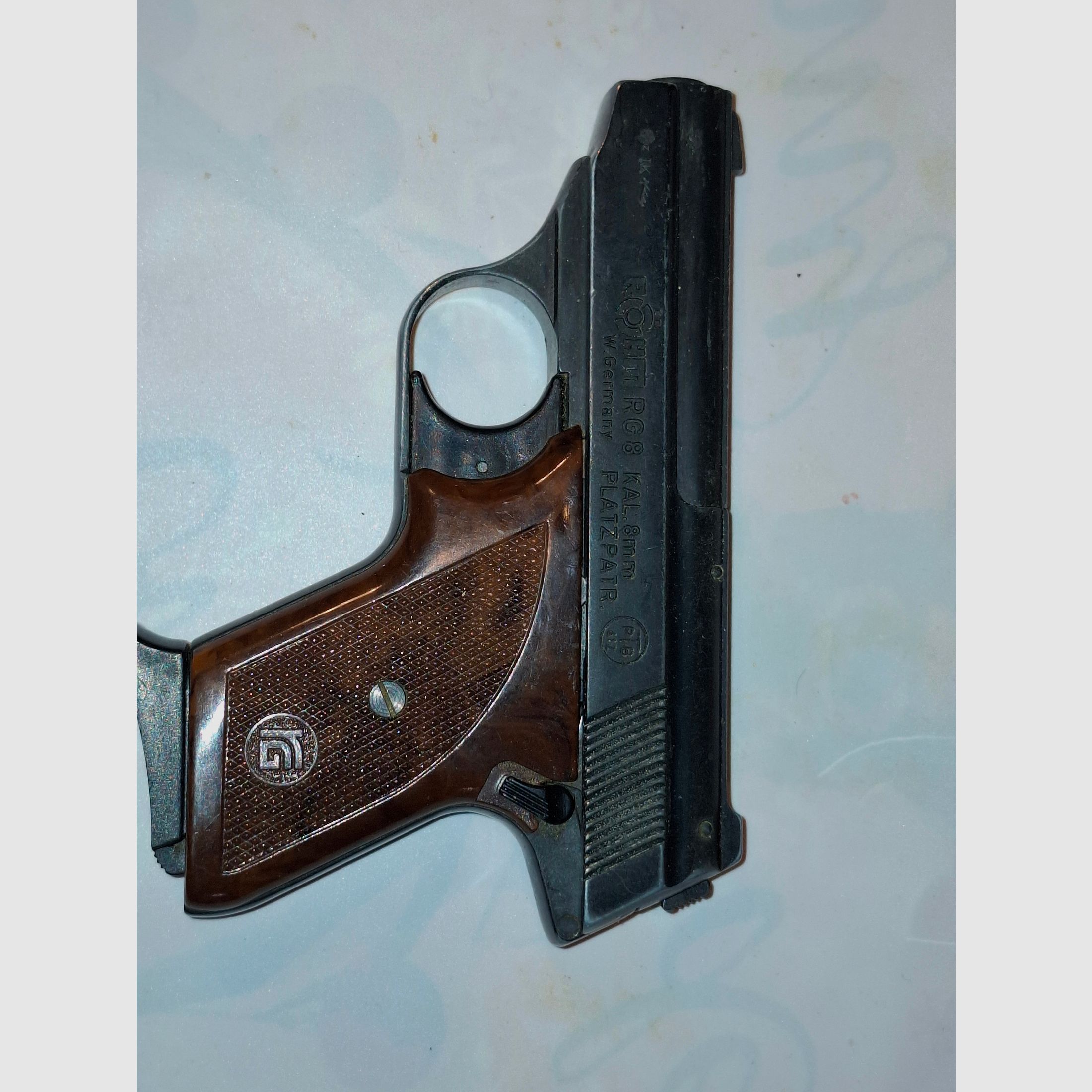 4 pistolets/ revolvers à blanc