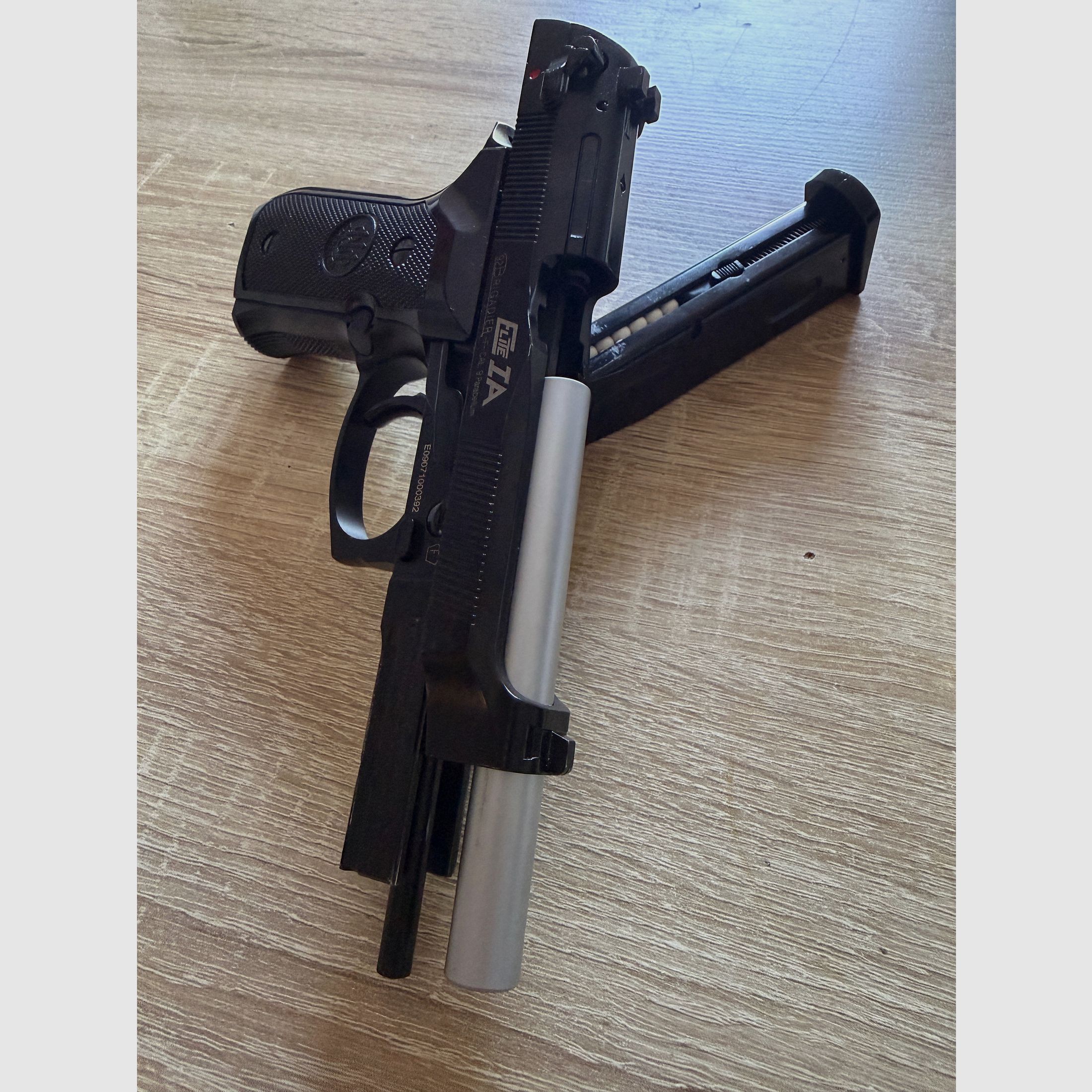 Pistolet airsoftowy KJW Beretta M9A1 z magazynkiem gazowym