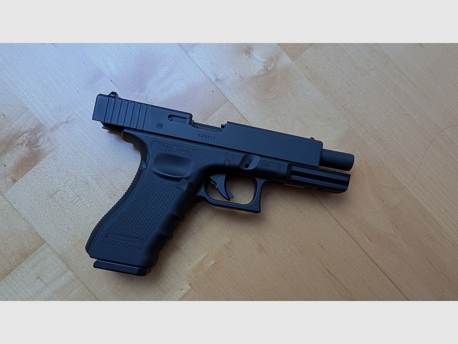 Glock 17 Gen. 4 Airsoft mit Metallschlitten CO2 BlowBack 6mm BB schwarz