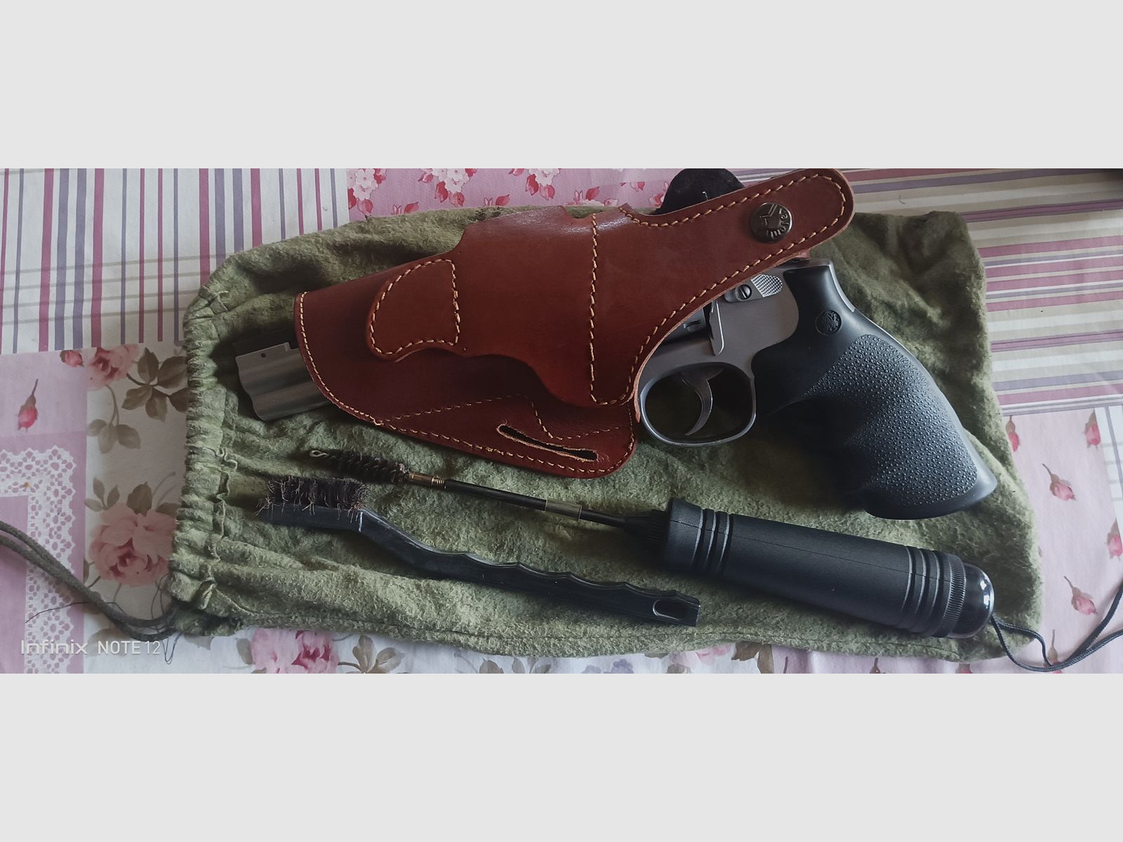 Rewolwer Smith & Wesson 6" lufa