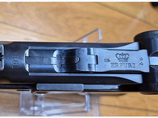 Très beau Luger d&rsquo;artillerie P08 – Canon 8 pouces (20cm !) – Rare arme de 1914 en fabrication de l&rsquo;Arsenal de Erfurt (25.000 exemplaires seulement!) – Entièrement mono-matricule (sauf le chargeur qui est d&rsquo;époque) – Cal. 9×19 – Hausse et guidon dérivables du premier type – État esthétique premium – Bon canon – Bronzage d&rsquo;époque à 95% – Très belle mécanique – TBE