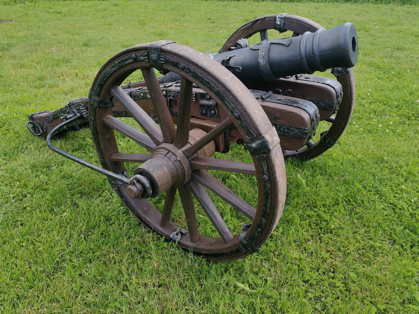 Grande XXL canon à pétards avec un travail de forge très élaboré et un nouveau canon à chargement par la bouche.