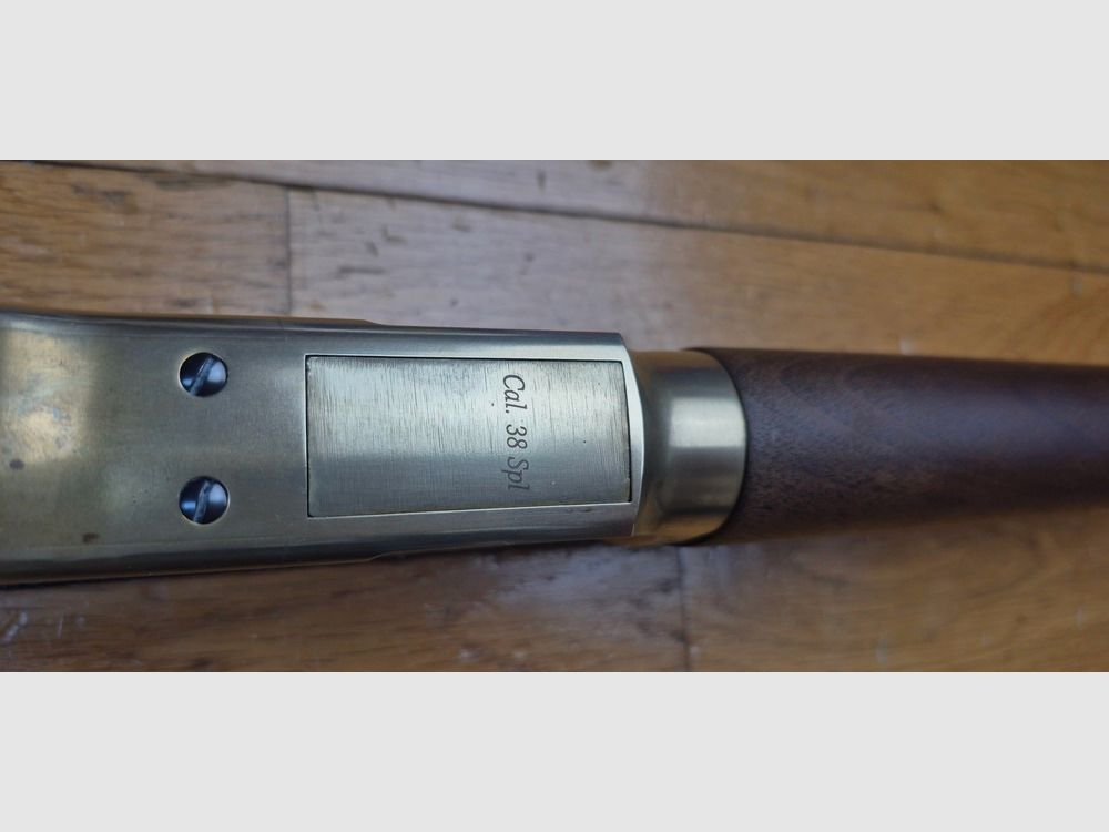 Wunderschöne und seltene Winchester Repetierbüchse Modell 1866 – Eine „Yellow Boy“ in einer wenig verbreiteten Miroku-Fertigung aus Japan – Seltenes Kal. .38 SP/38 Spezial – Gehäuse aus Bronze/Messing wie die Originale – 10 Schuss – Mechanik und Holz in neuwertigem oder nahezu neuwertigem Zustand – Moderne Ausnahmewaffe und seltenes Stück – TBE+++, Bild 30 von 51