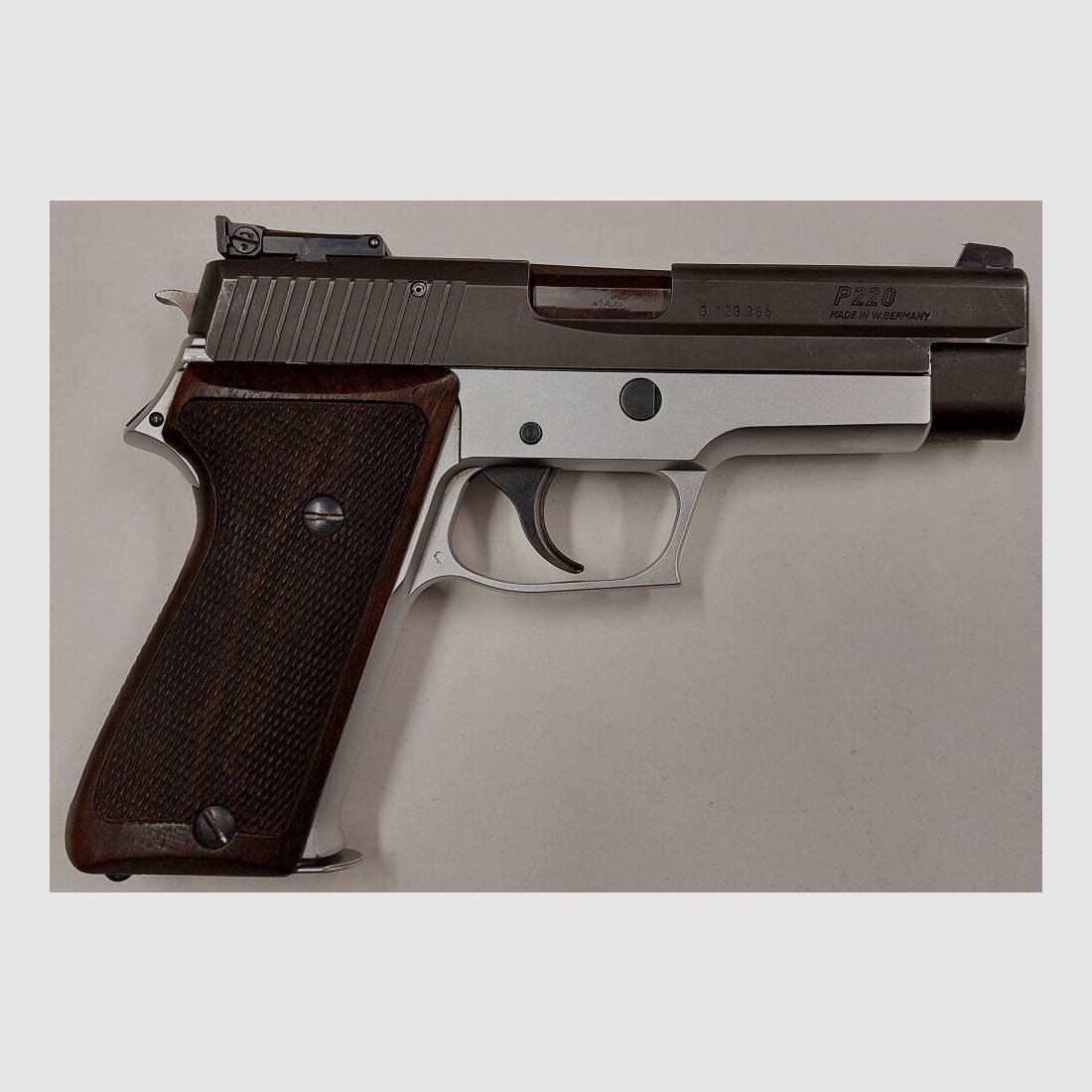 SIG SAUER DEFEKT Halbautom. Pistole SIG SAUER P220 Bicolor Schwarz/Silber im Kaliber .45ACP