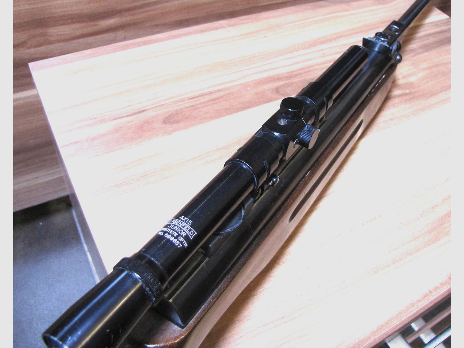 Karabinek pneumatyczny marki Weihrauch, model HW 35