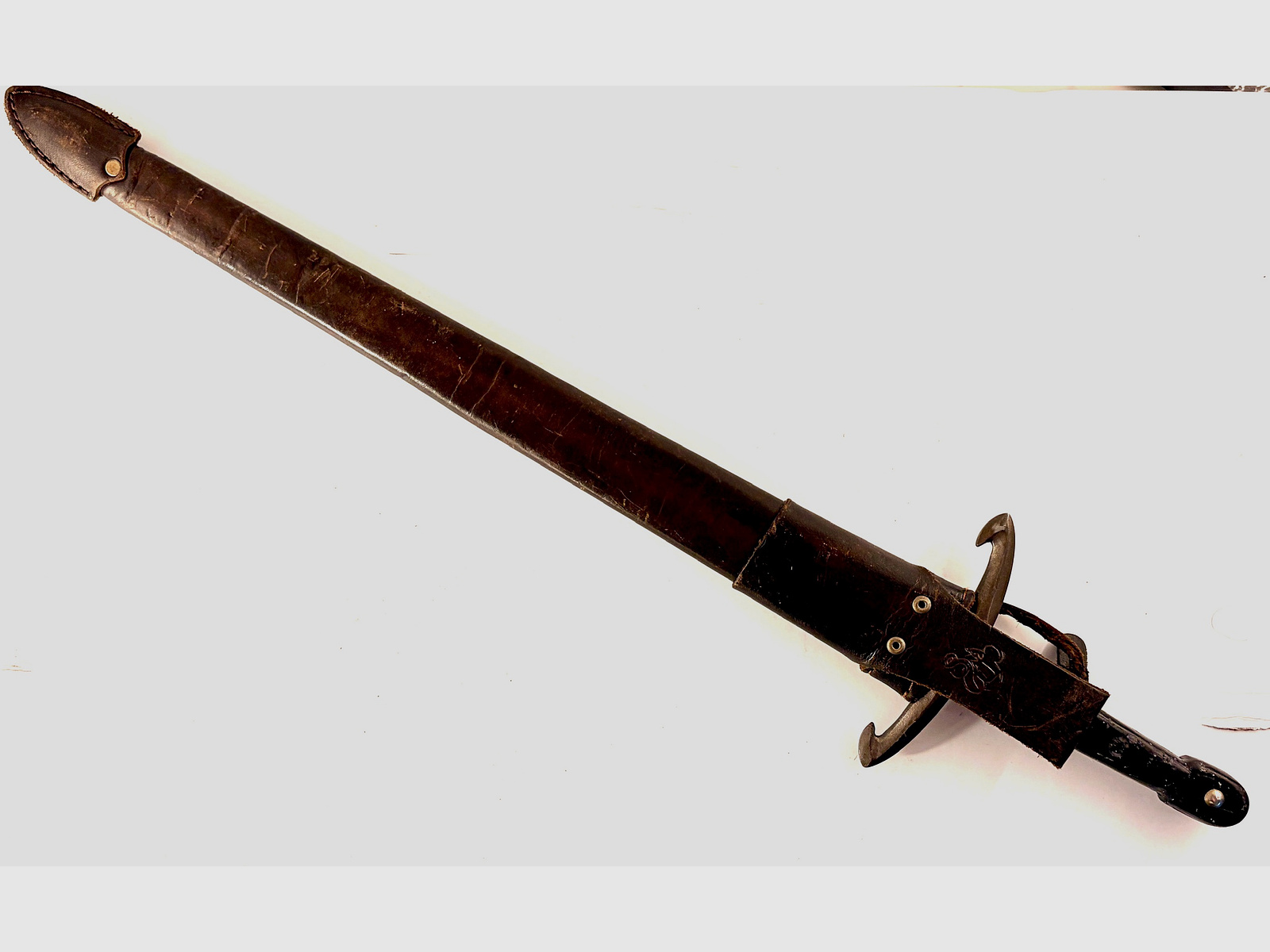 Set de armas y cubiertos medievales – espada de una mano, cubiertos y cuchillo vikingo