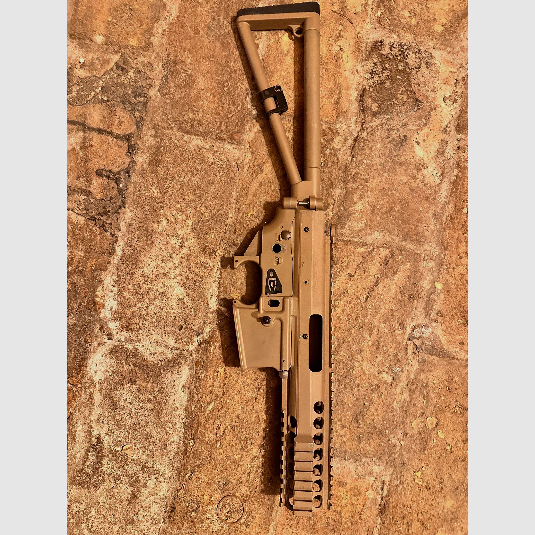 Airsoft obudowa GBB 6mmBB beżowa metalowa z składanym kolbą