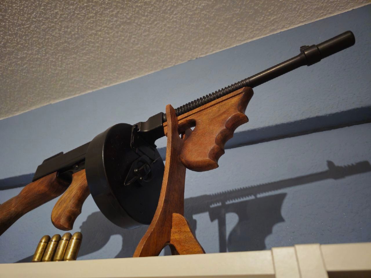 Dekowaffe Thompson M1928 "Chicago Typewriter" Replik von Denix inkl. Zubehör – Nicht schussfähig!
