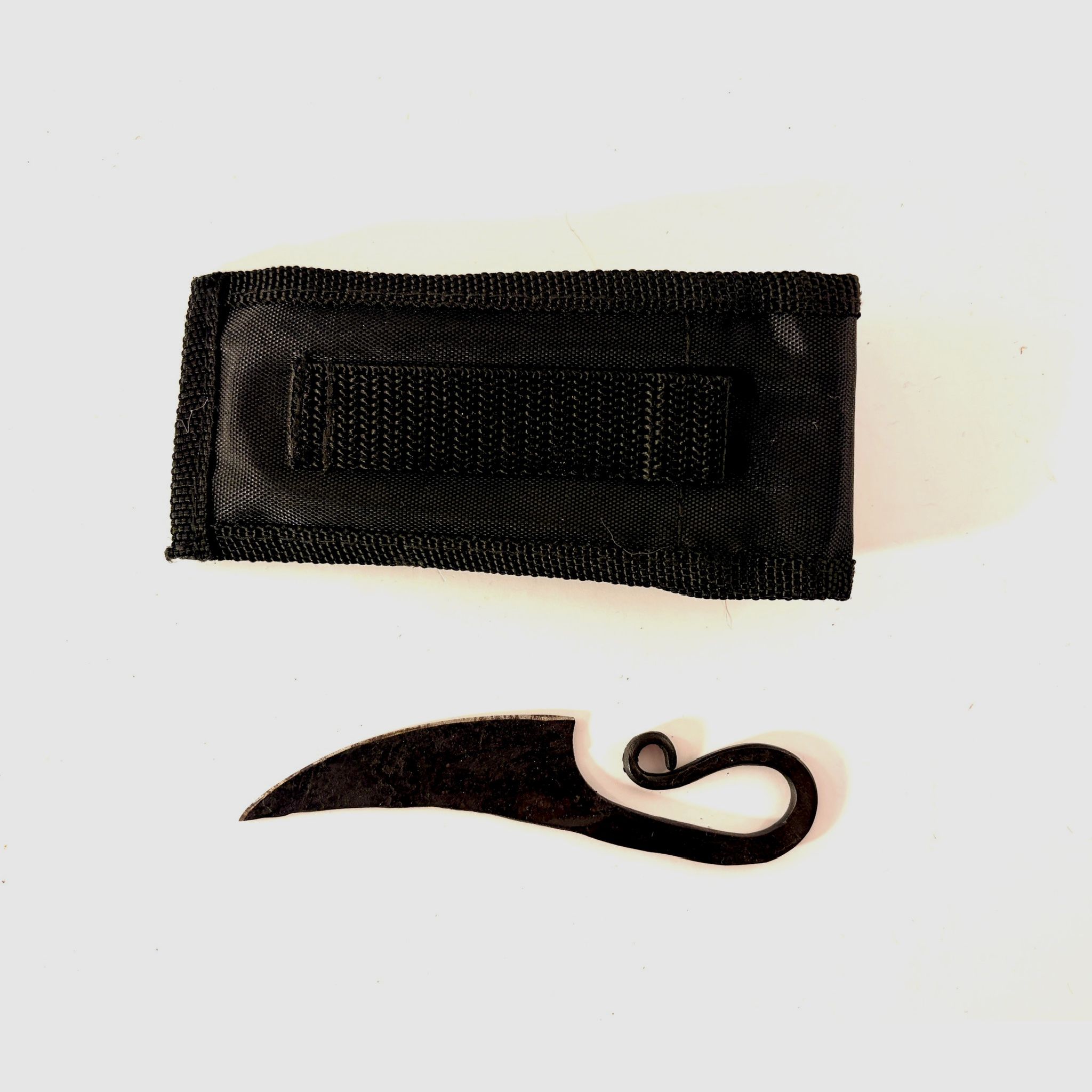 Set de armas y cubiertos medievales – espada de una mano, cubiertos y cuchillo vikingo