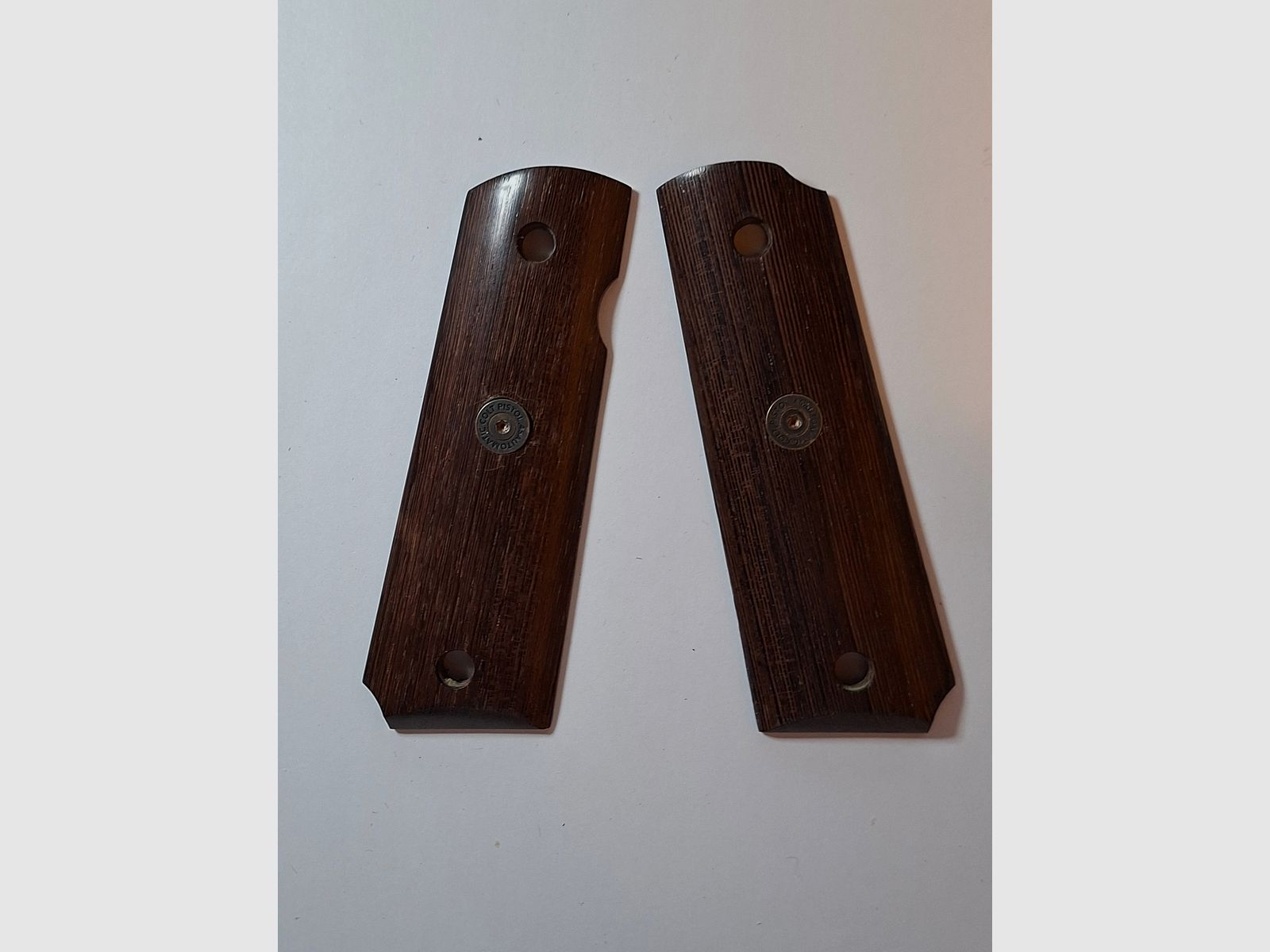 Griffschalen der Cold 1911, siehe Bild.