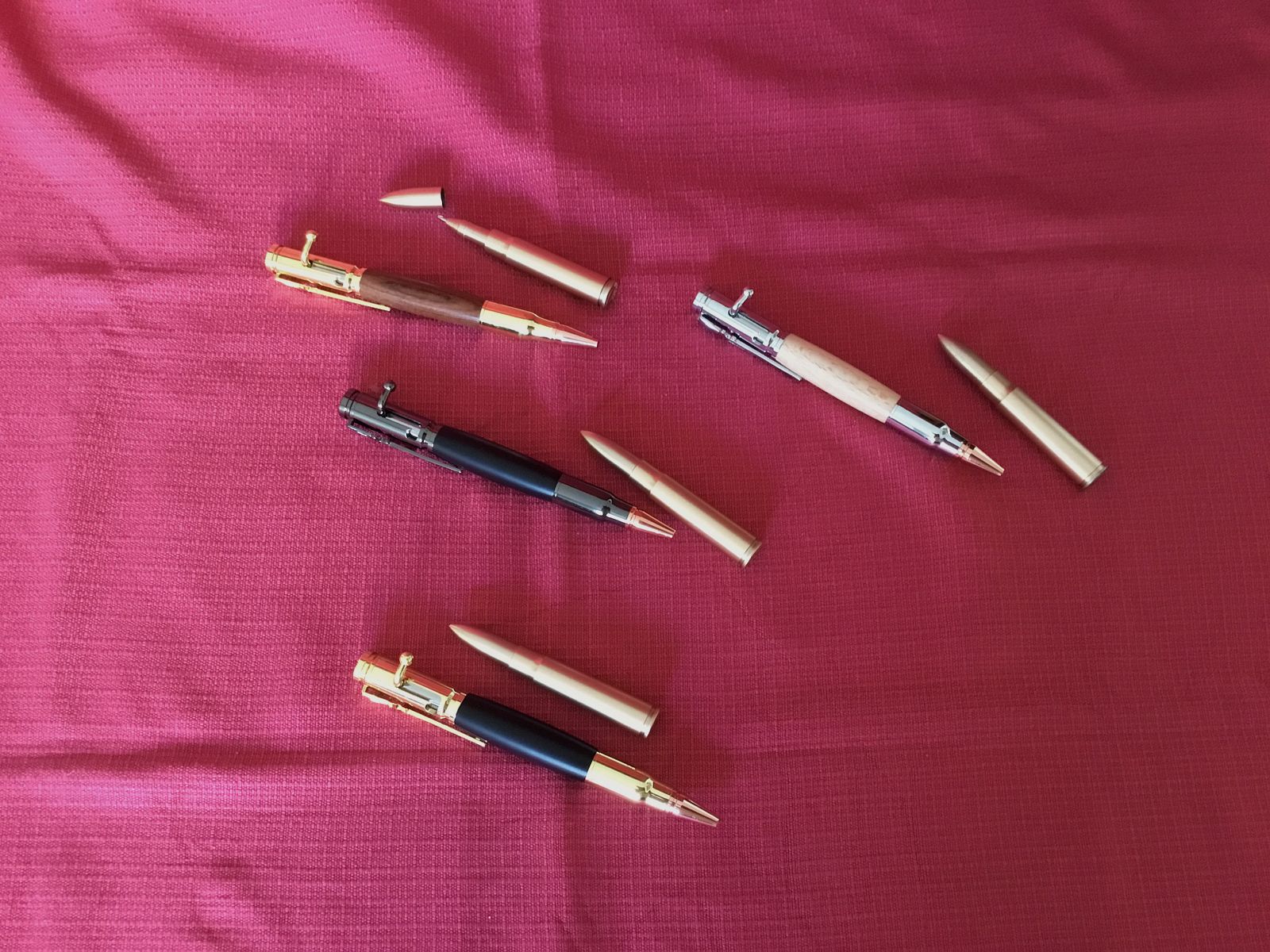 Uitgevallen: Luxe balpennen in patroonvorm in verschillende houtkleuren.