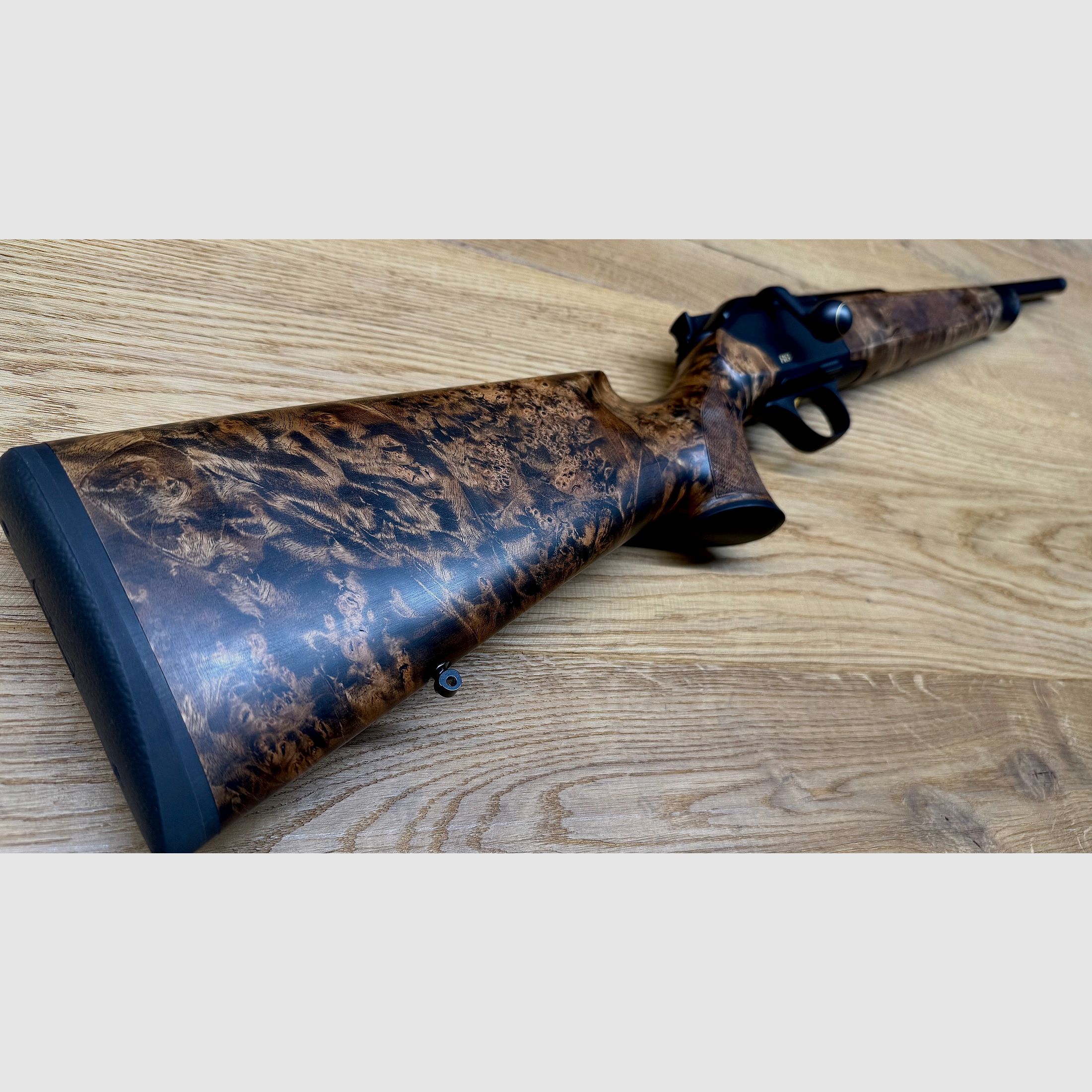 Blaser R8 Custom Schaftholz HK 9-10 / mit vielen Goldelementen / Standardkaliber nach Wahl / TRAUMWAFFE