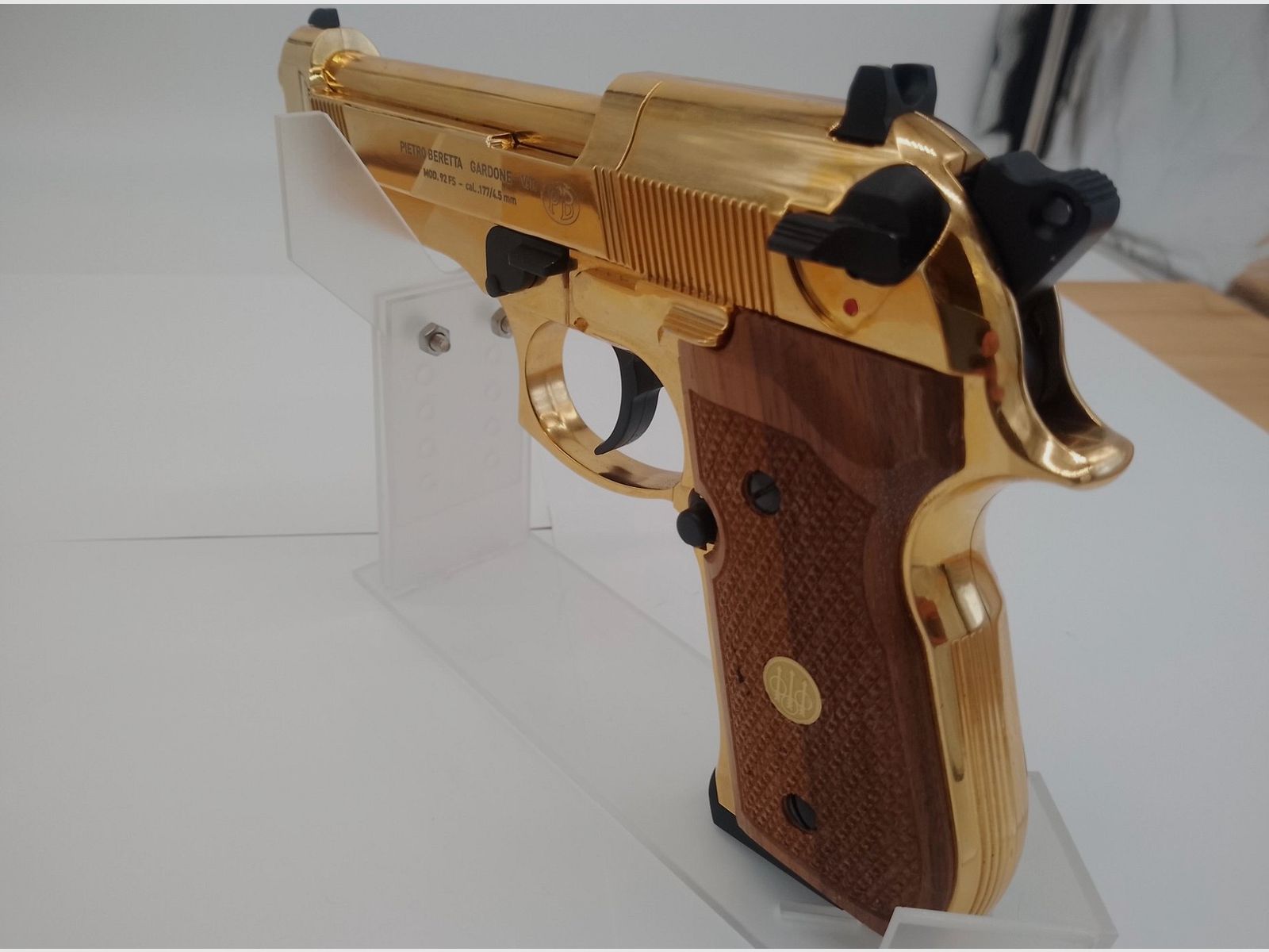 Beretta Mod.92 FS, 24 Karat Gold-Finish mit Echtholzgriffschalen, Bild 3 von 5