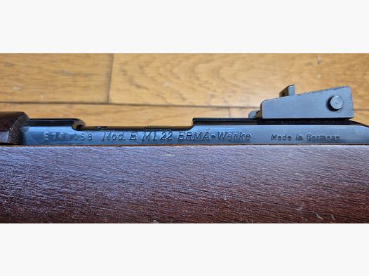 Zeer mooi ERMA model EM1 — Duitse replica van de USM1 — Kal. .22 LR — Wapen uit 1977 niet meer zeer goed bewaard — Perfecte mechanica en spiegelloop — 10-schots magazijn — Amerikaanse militaire riem — Gegarandeerd plezier op de schietbaan — TBE+/TBE++