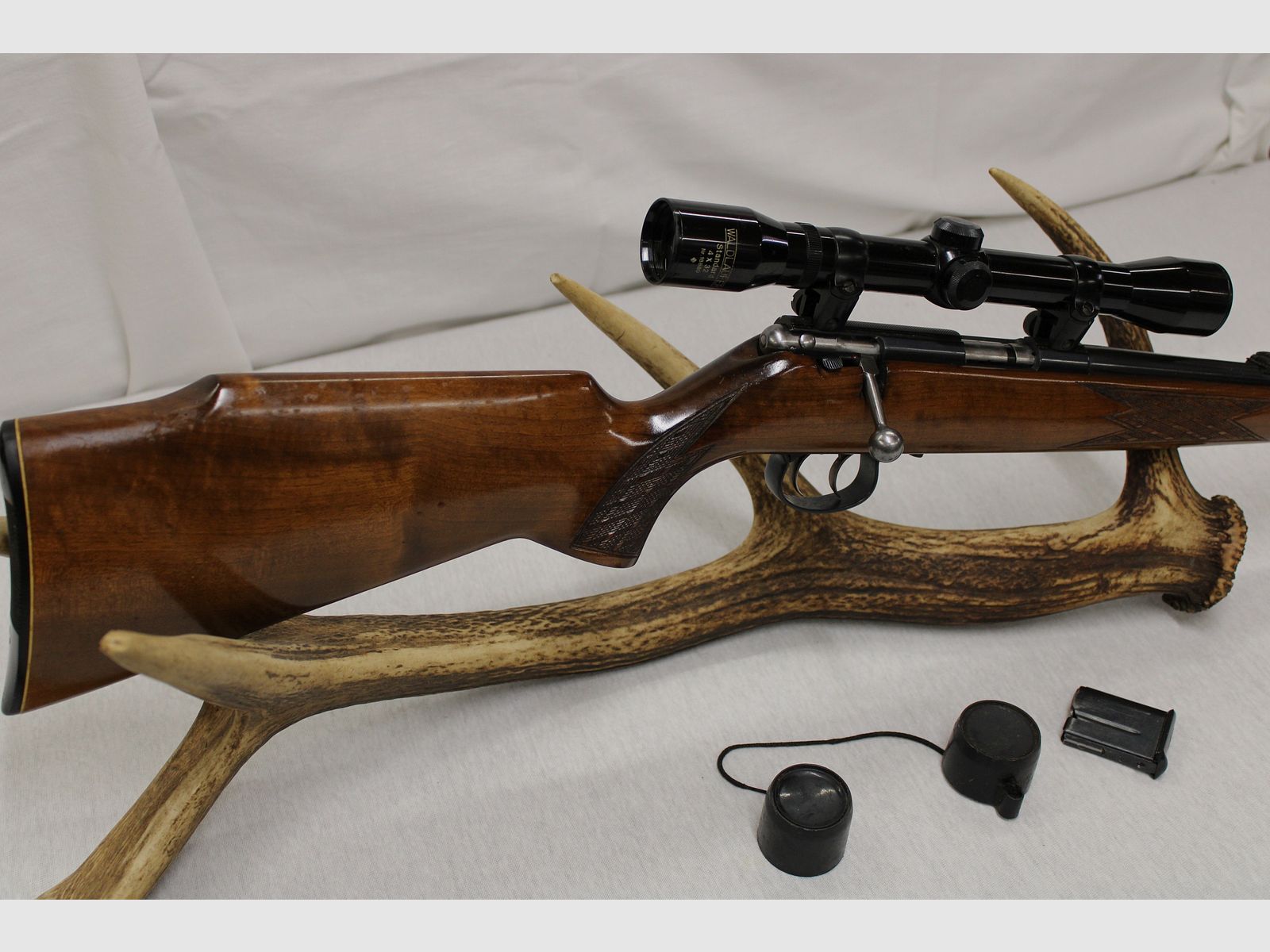 Carabine à répétition Anschütz Mod. 1515/16 .22 Magnum avec Waldläufer 4x32