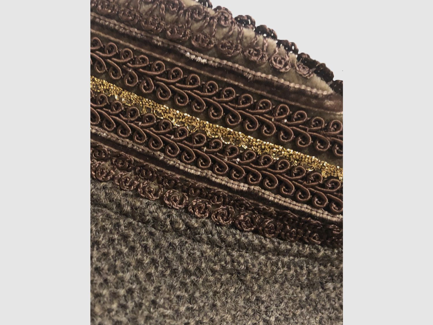 Litzlfelder elegante Damen-Strickjacke mit Schößchen braun