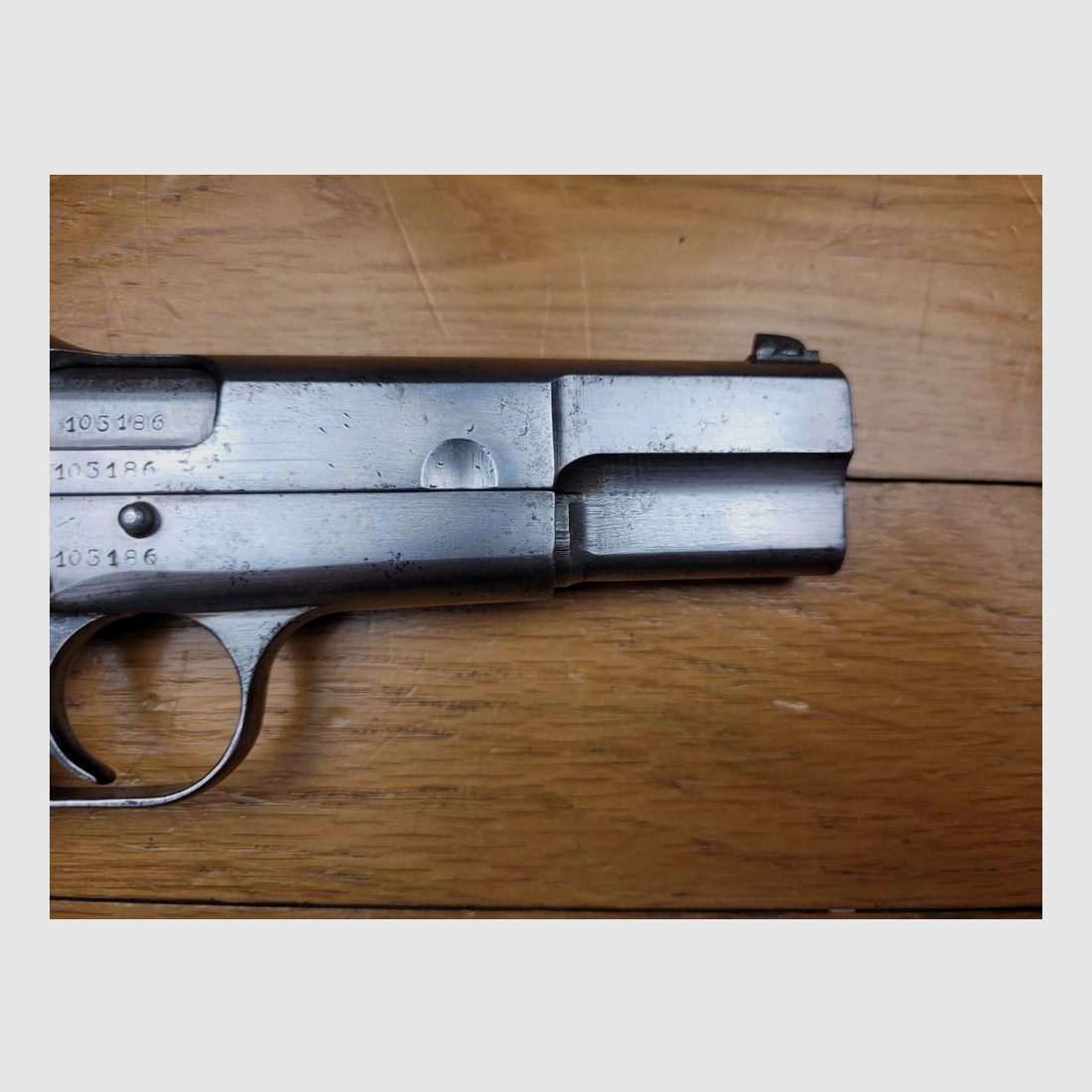 Piękny pistolet Browning GP 35 lub P640(b) – 9 para – pierwsze produkcje z okresu okupacji z 1941 roku – celownik kapitański – kabura i dwa oryginalne magazynki! – Doskonała lufa, piękne oznaczenia i nienaganna mechanika – Bardzo dobry stan, zdjęcie 6 z 20