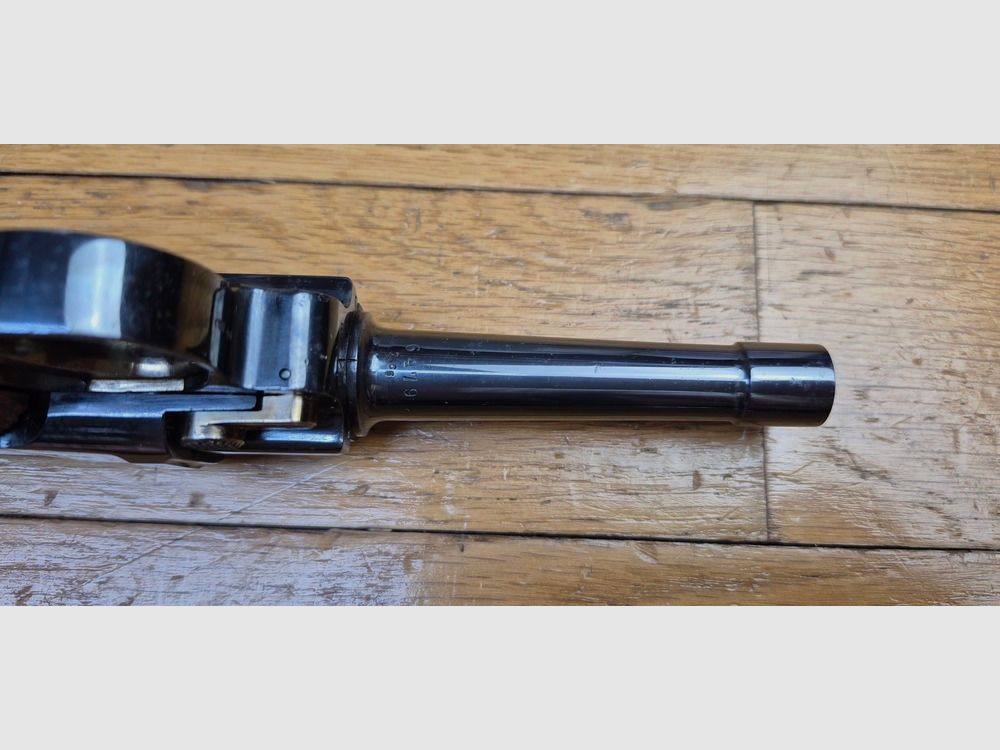 Wunderschöner und atypischer Luger P08 – Herstellung Erfurt 1916 – Waffe 100% einheitlich nummeriert – Wunderschöne professionelle Brünierung – Mechanik mehr als ausgezeichnet – Ästhetik hervorragend – Lauf ausgezeichnet, nahezu neu – Wunderschöner Luger, symbolisch für die Geschichte! – TBE++, Bild 15 von 25