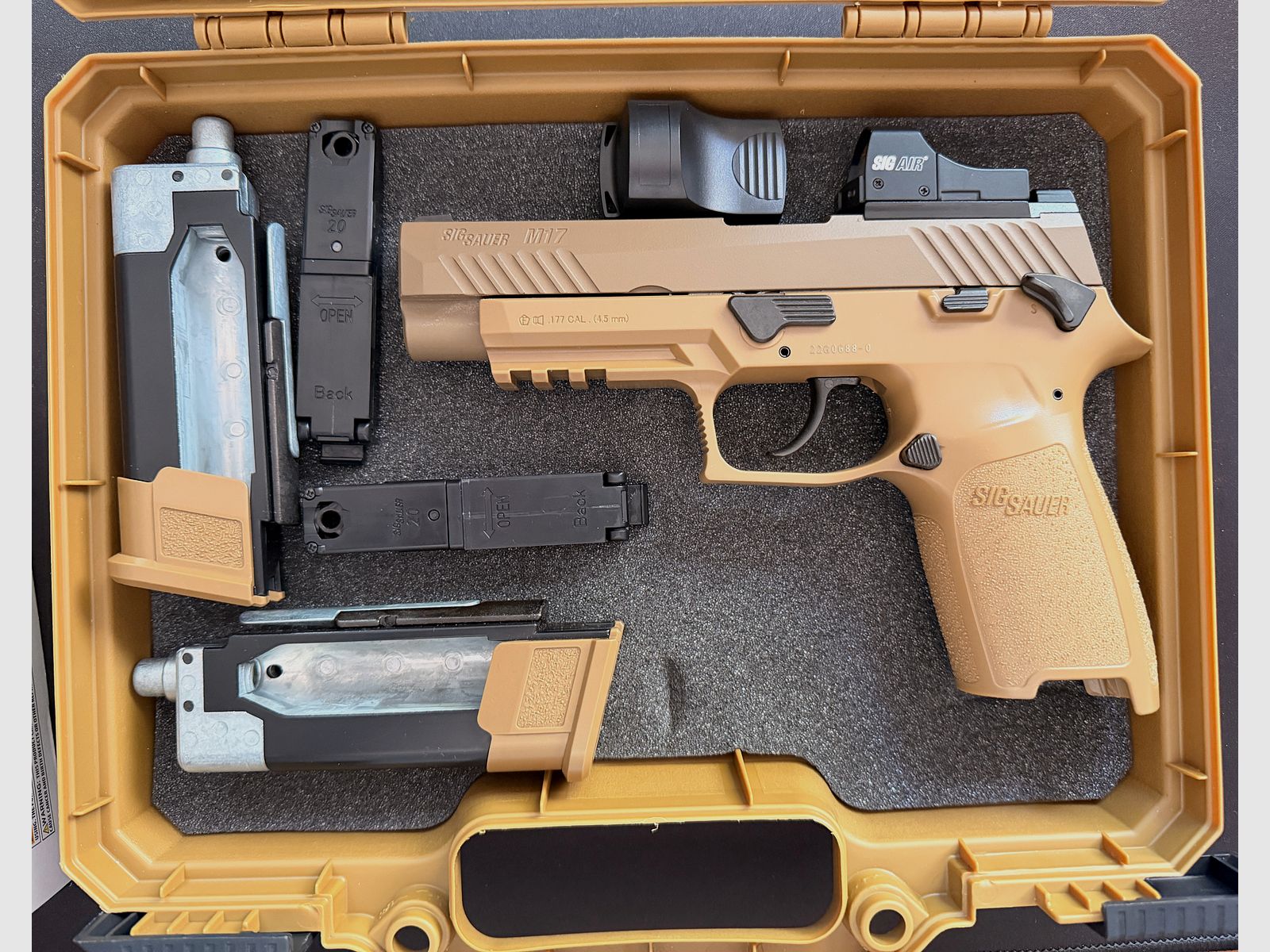 Sig Sauer P320 M17 Co2 pistool inclusief Red Dot, holster en 2 magazijnen