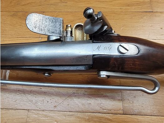 Zeldzaam Cavalerie Musket Model 1816 – Saint-Étienne 1820 – Mooie uniforme stempels in de afwerking – Zeer mooi hout – Goede werking – TBE