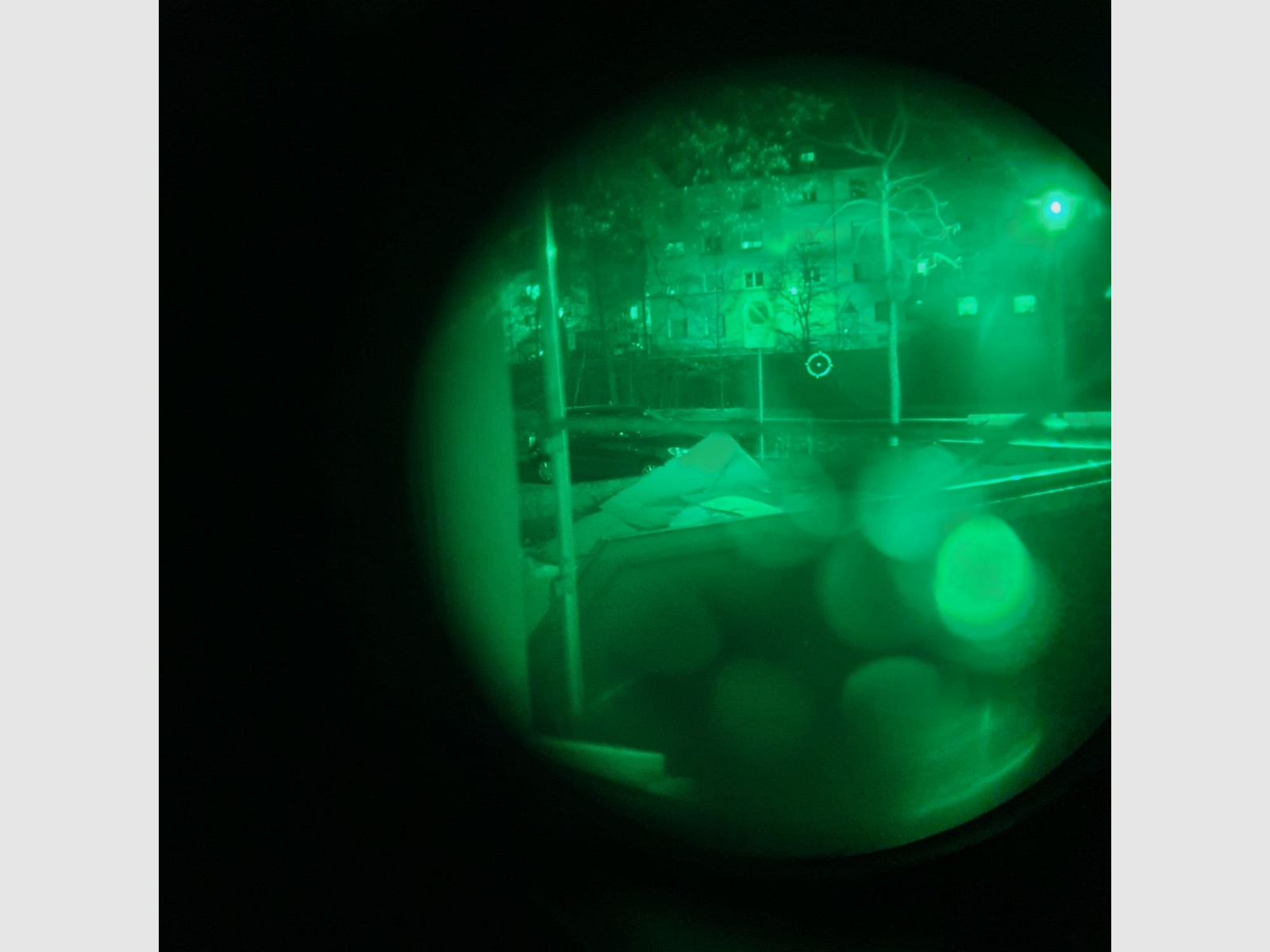 Night vision device residual light amplifier with helmet mount and carrying cap, so for wearing without a helmet