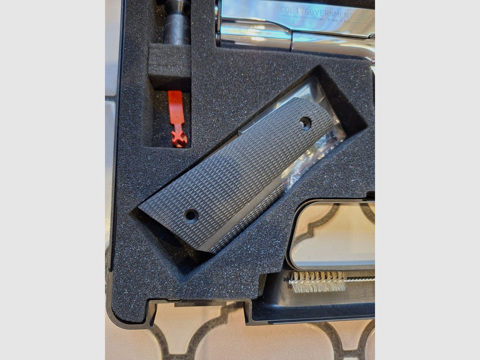 Colt 1911 Chrom, neu, unbeschossen, lange Federführung, Sammlerstück.