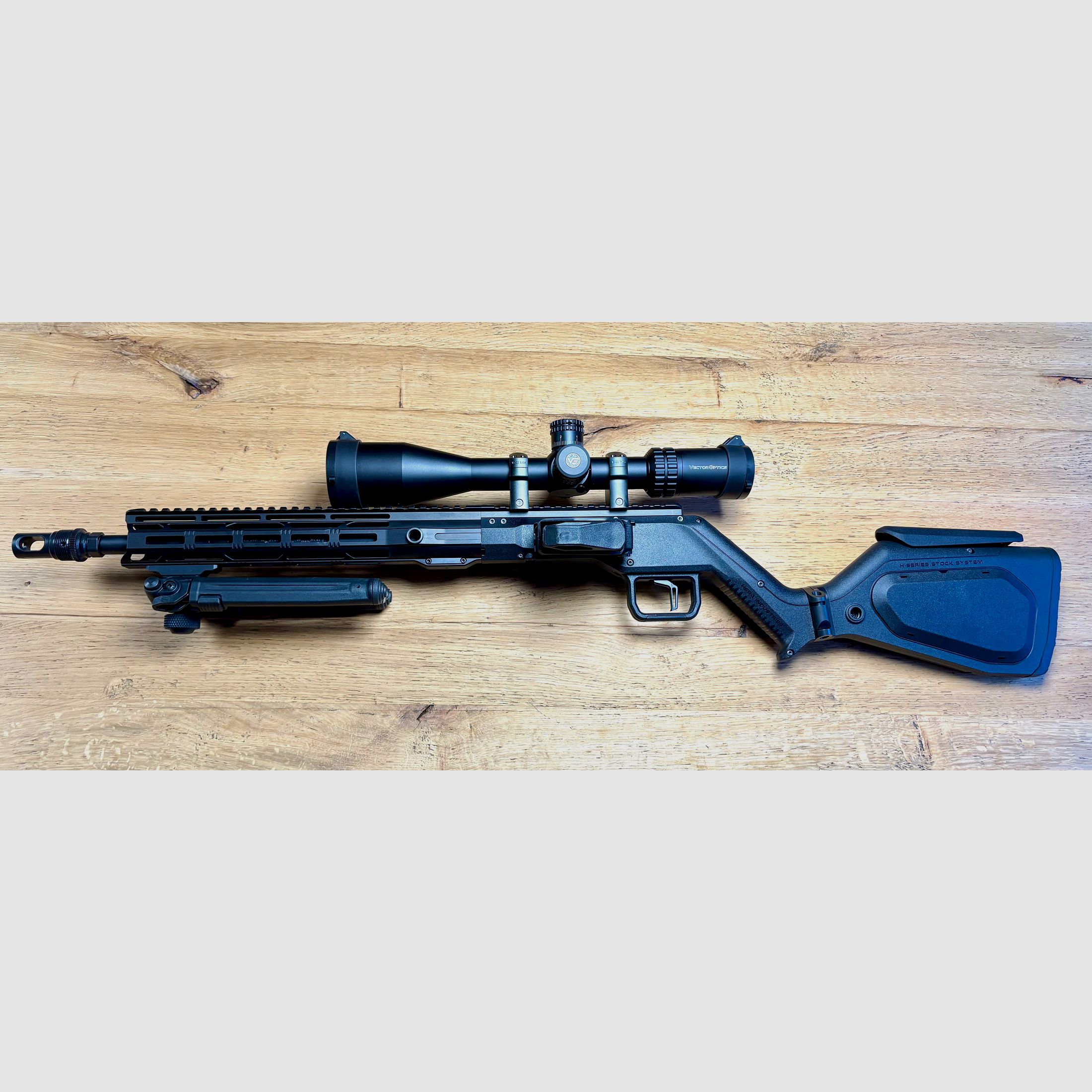 Repetierbüchse HERA H6K Kal. .223Rem mit Recknagel abzug und Klappschaft in Set mir swivel Zweibein, ZF  Orion Pro Max 6-24x50 MIL HD FFP und  Parforce Waffentasche 