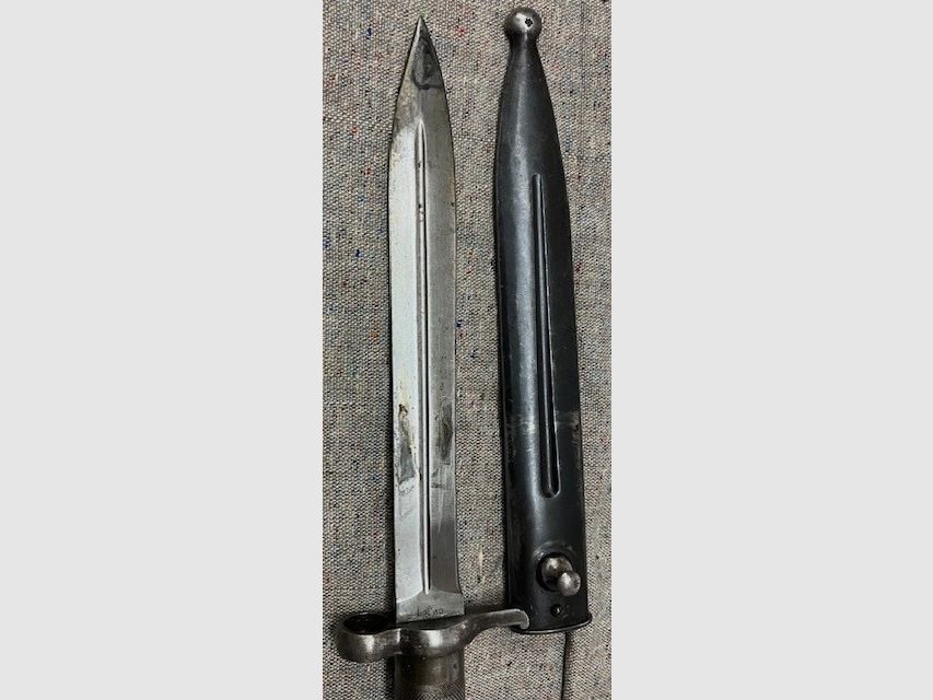 Schwedisches Bajonett Modell 1896 für den Schwedenmauser. Der Hersteller ist die Firma E.J.A.B. - Eskilstuna Jernolegets Aktion Bolaget in Eskilstuna / Schweden.
