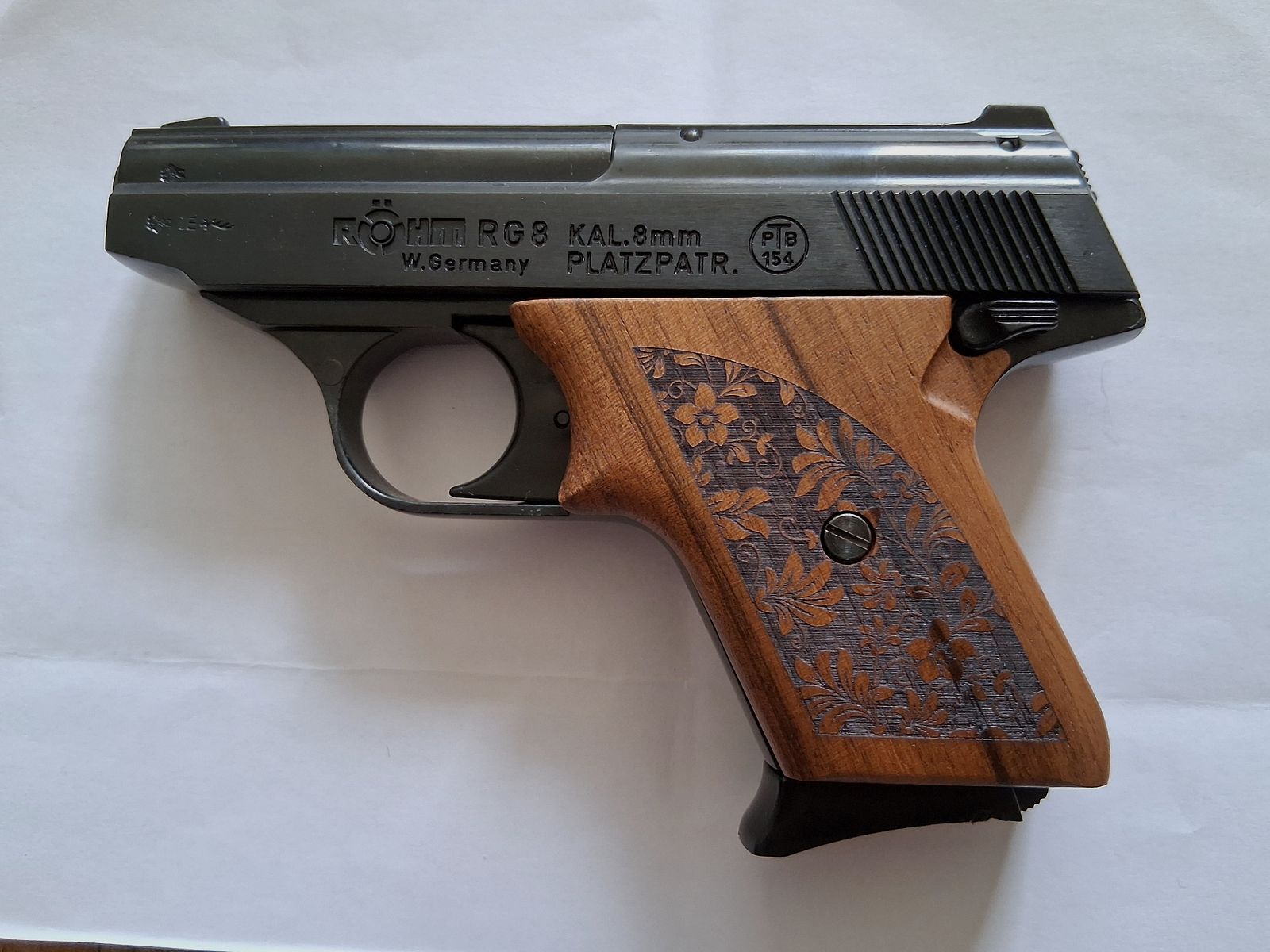 Collectionneurs attention !!! Röhm RG 8 (PTB-154), plaquettes en bois, chargeur de rechange, État TOP, jamais tiré