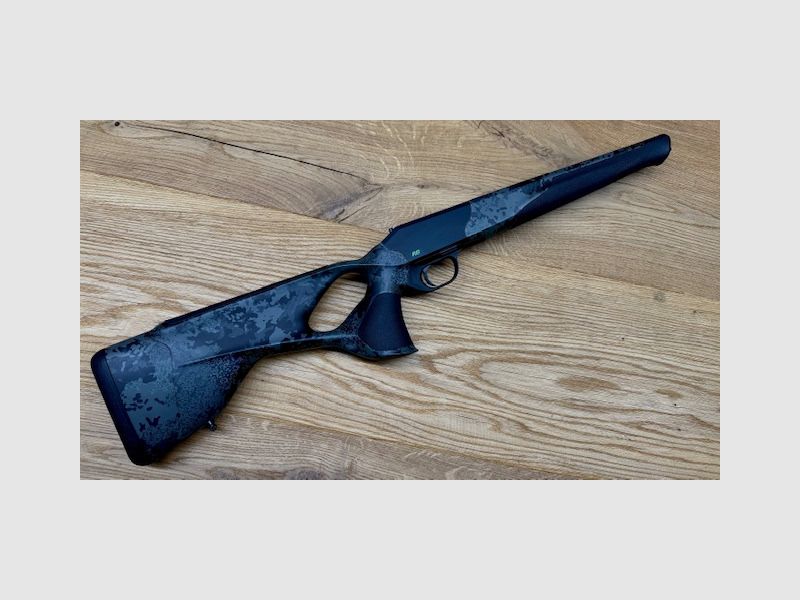 Schaft mit Gehäuse/System - Blaser R8 Custom Carbon HunTec-Camo / Elastomereinlagen / Logo in giftgrün